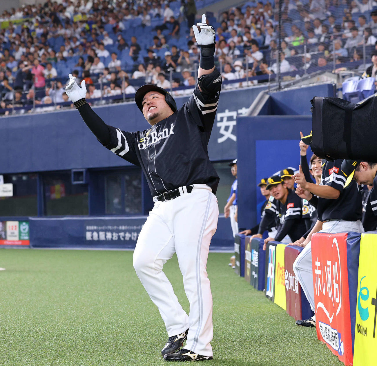 オリックス対ソフトバンク　4回表ソフトバンク無死、山川は左中間に本塁打を放ちポーズをとる（撮影・藤尾明華）