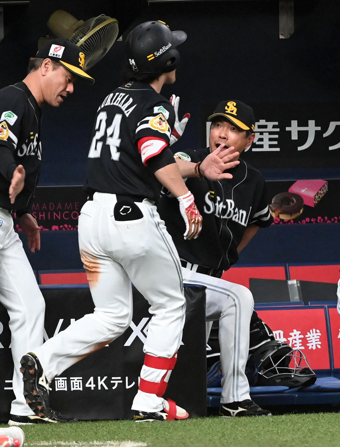 オリックス対ソフトバンク　8回表ソフトバンク無死、右越え本塁打を放った栗原（左）を笑顔で迎える小久保監督（撮影・前岡正明）