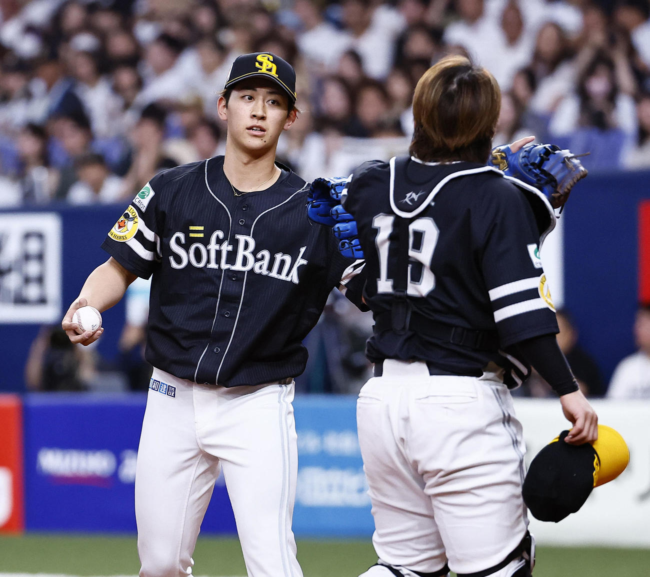 オリックス対ソフトバンク　5回裏オリックス無死一塁、福田のバントを好捕した甲斐拓也（右）とグラブタッチを交わす大山（撮影・藤尾明華）