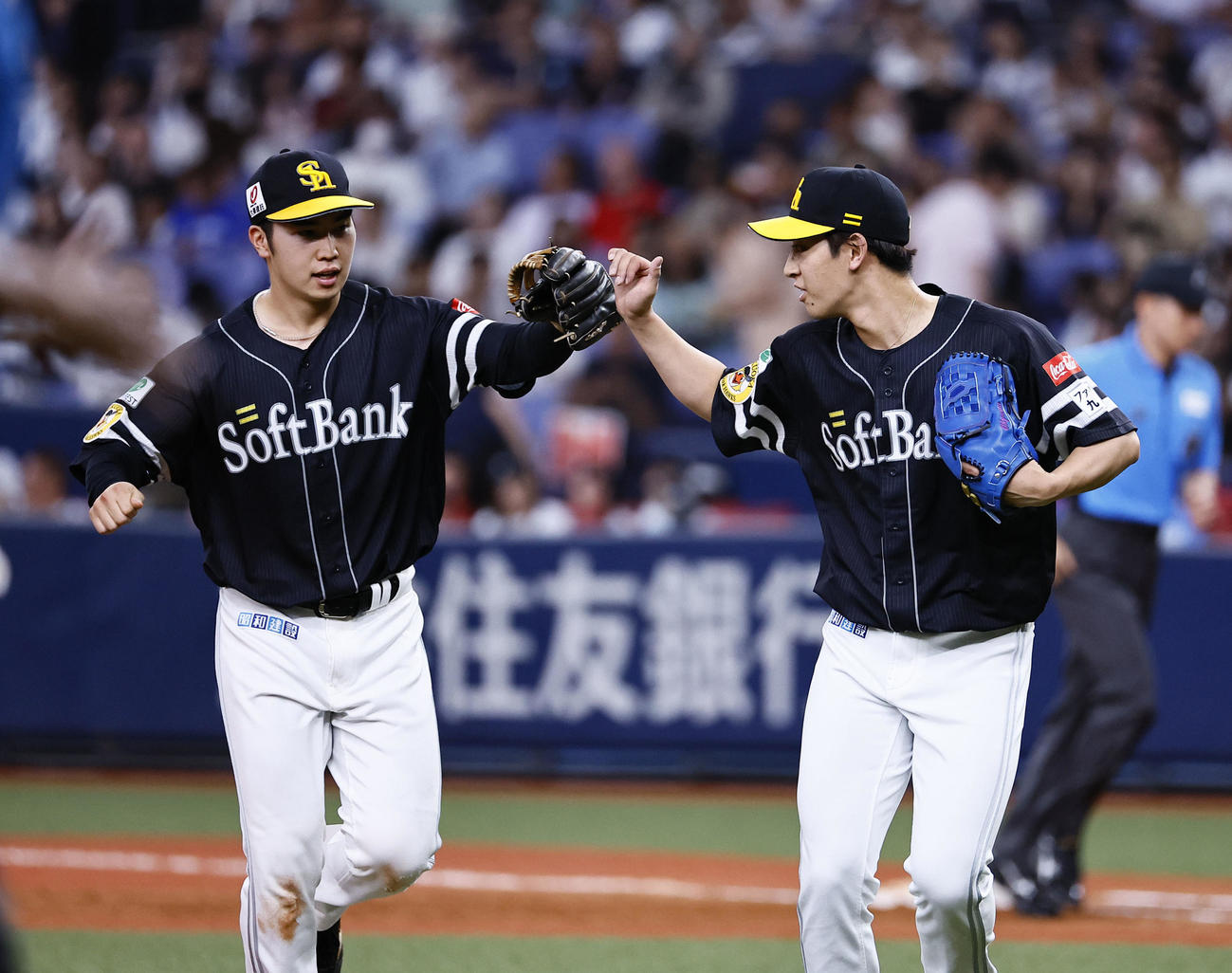 オリックス対ソフトバンク　5回裏オリックス1死一塁、太田を二ゴロ併殺に打ち取り、広瀬（左）とタッチを交わす大山（撮影・藤尾明華）