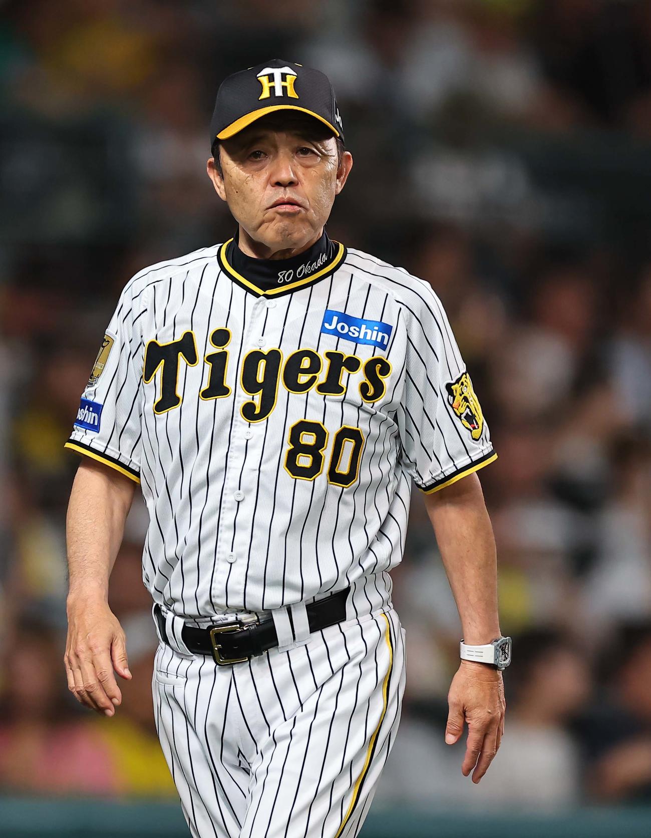 阪神対ヤクルト　選手交代を告げる岡田監督（撮影・上田博志）