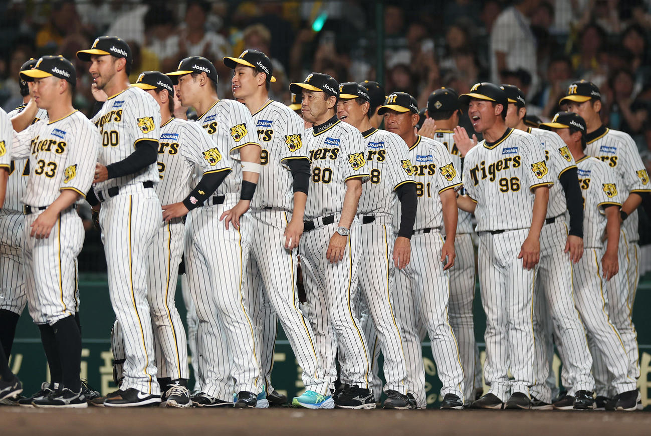 阪神対ヤクルト　ヤクルトに勝利しナインを出迎える阪神岡田監督（中央）ら（撮影・前田充）