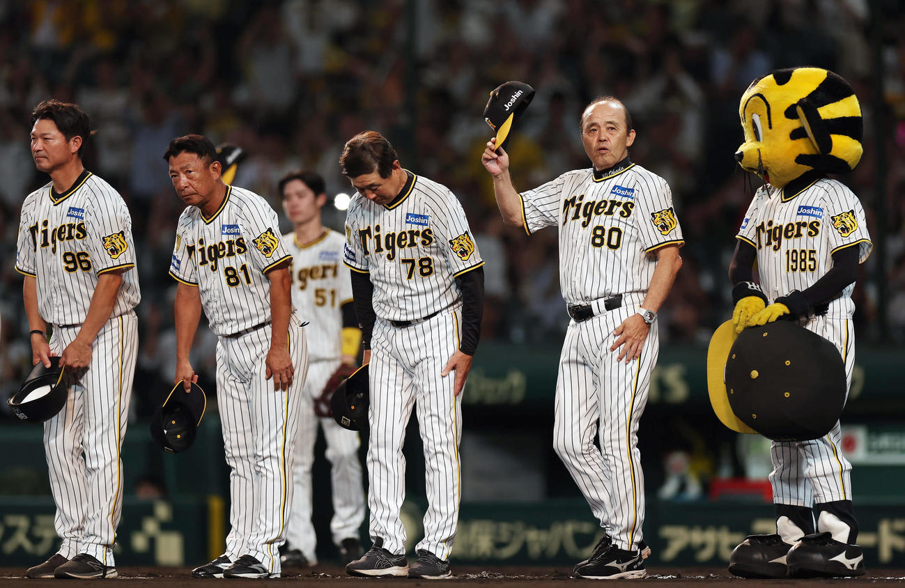 阪神対ヤクルト　ヤクルトに勝利しファンにあいさつする阪神岡田監督（右）ら（撮影・前田充）