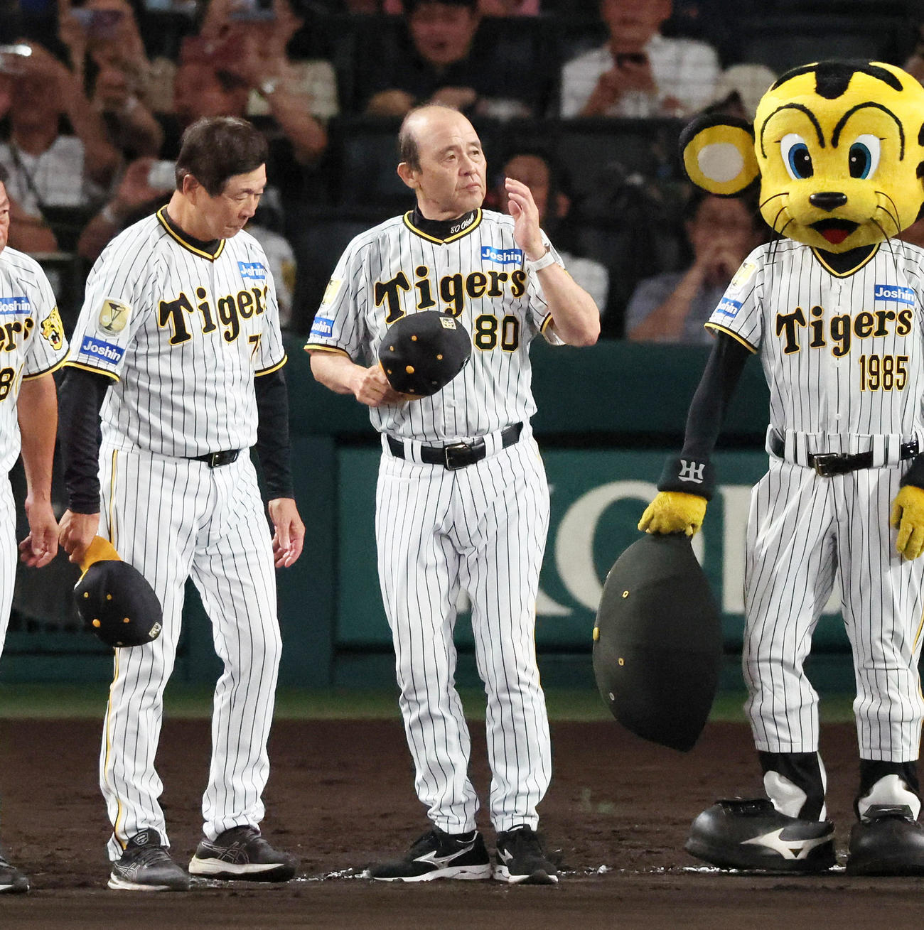 阪神対ヤクルト　ヤクルトに勝利しスタンドに一礼する岡田監督（撮影・加藤哉）