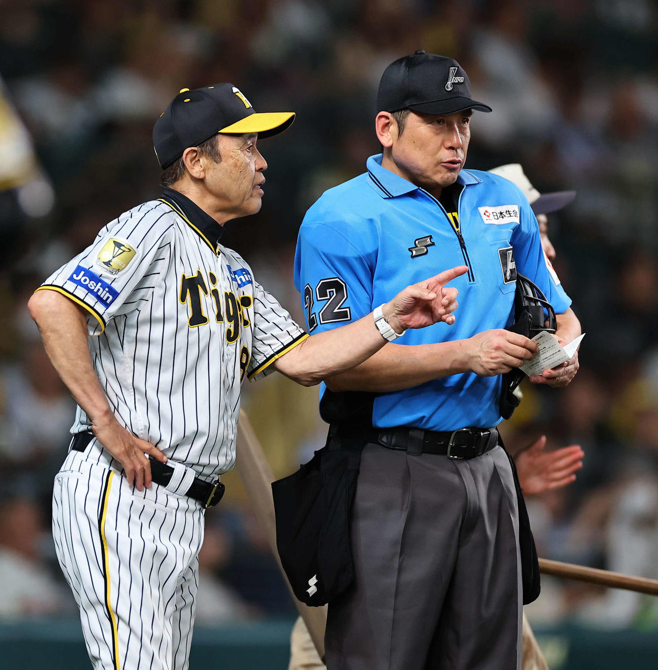 阪神対ヤクルト　選手交代を告げる岡田監督（撮影・上田博志）