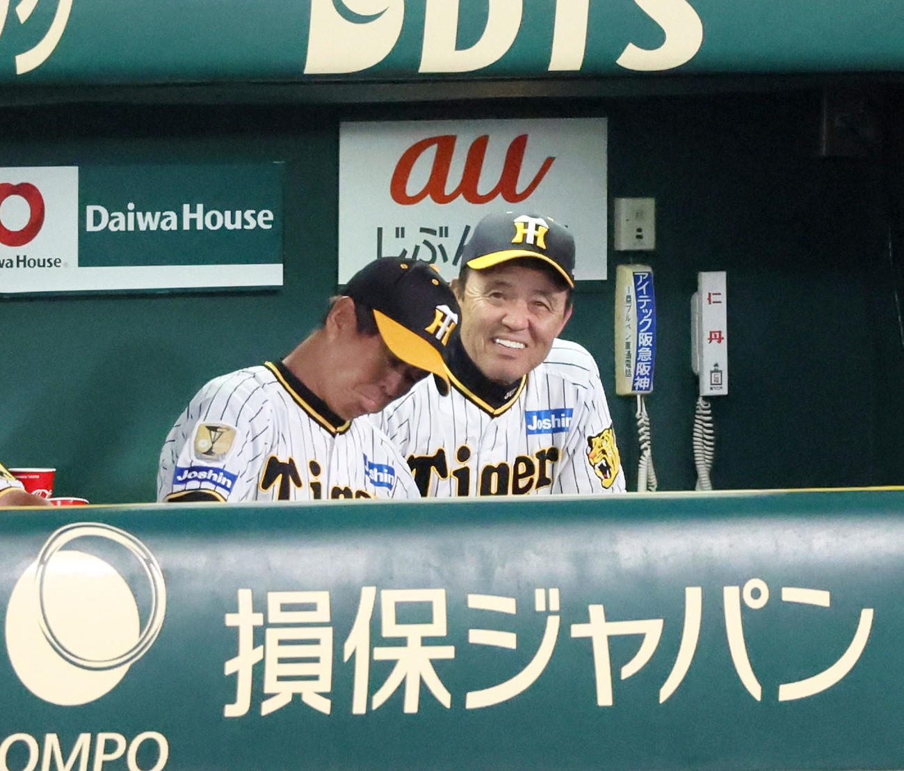 阪神対ヤクルト　5回表、ベンチで白い歯を見せる岡田監督（撮影・加藤哉）