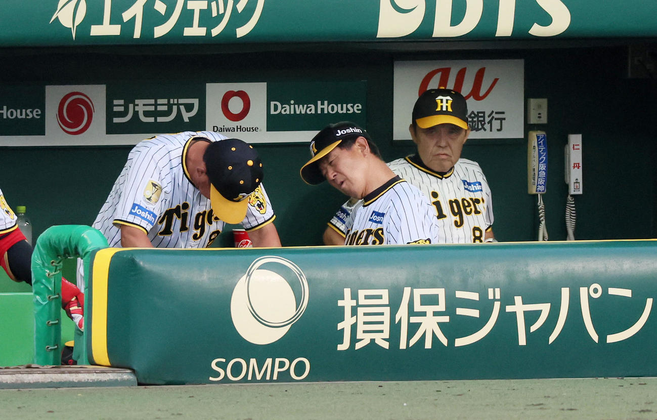 阪神対ヤクルト　1回裏阪神1死一、二塁、大山の併殺打に岡田彰布監督（右端）の横で首をかしげる平田ヘッドコーチと左は馬場コーチ（撮影・加藤哉）