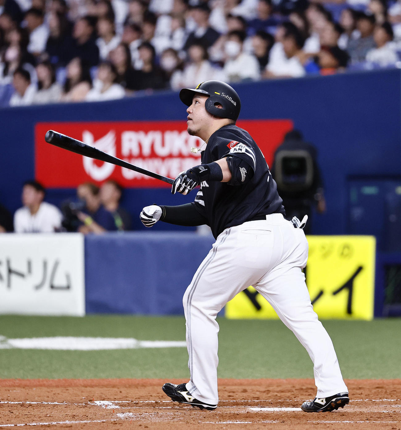 オリックス対ソフトバンク　4回表ソフトバンク無死、山川は左中間に本塁打を放つ（撮影・藤尾明華）