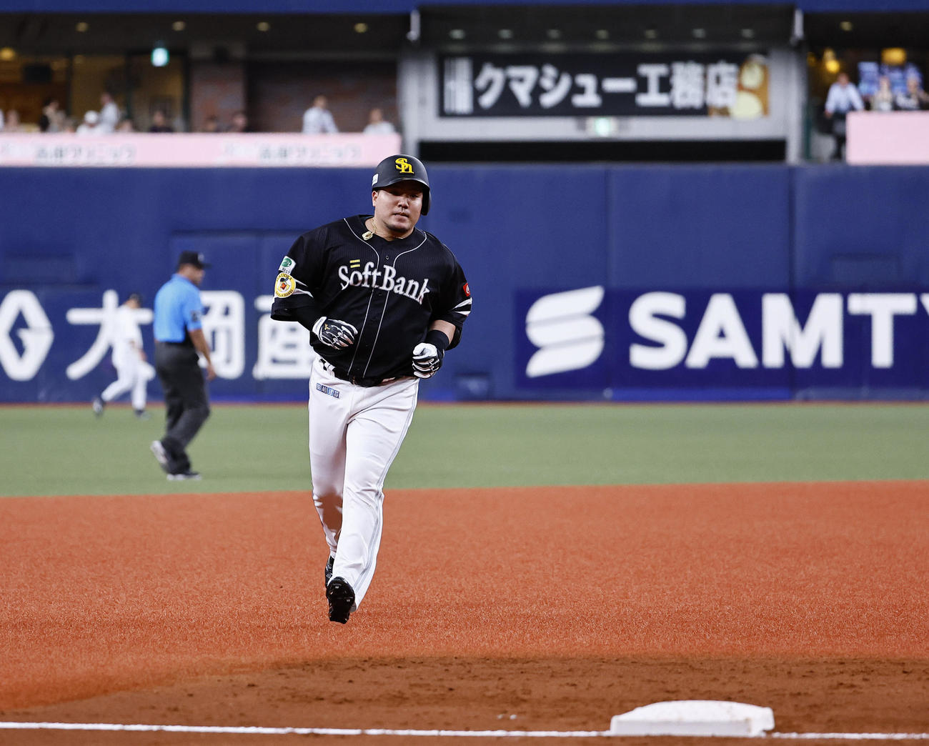 オリックス対ソフトバンク　4回表ソフトバンク無死、山川は左中間に本塁打を放ち三塁へ向かう（撮影・藤尾明華）