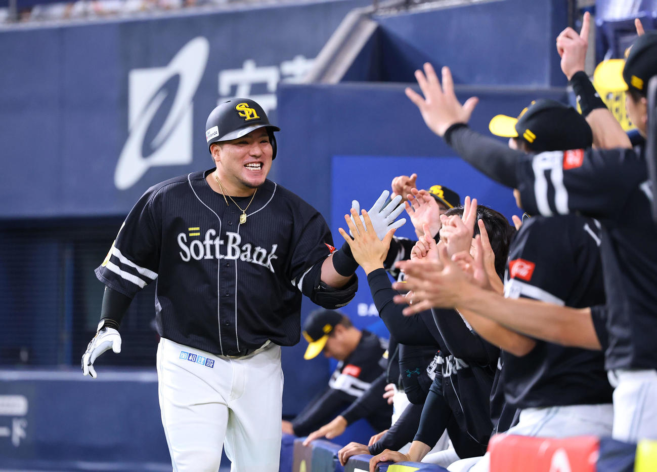 オリックス対ソフトバンク　4回表ソフトバンク無死、山川は左中間に本塁打を放ちナインと笑顔でタッチを交わす（撮影・藤尾明華）