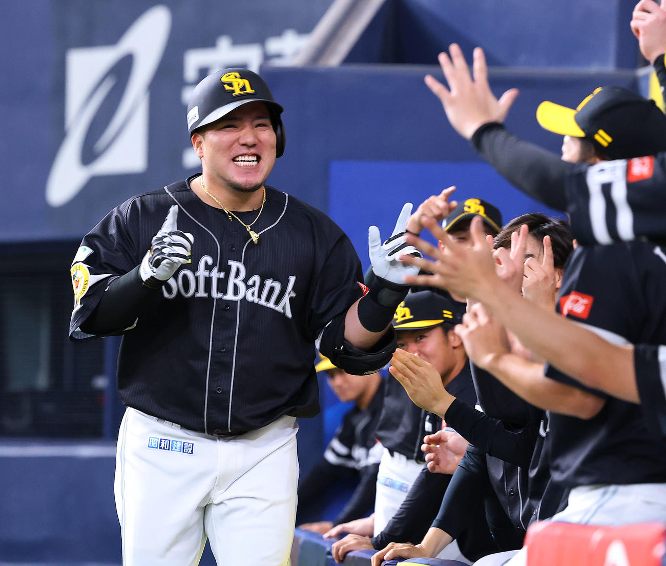 オリックス対ソフトバンク　4回表ソフトバンク無死、山川は左中間に本塁打を放ちナインと笑顔でタッチを交わす（撮影・藤尾明華）