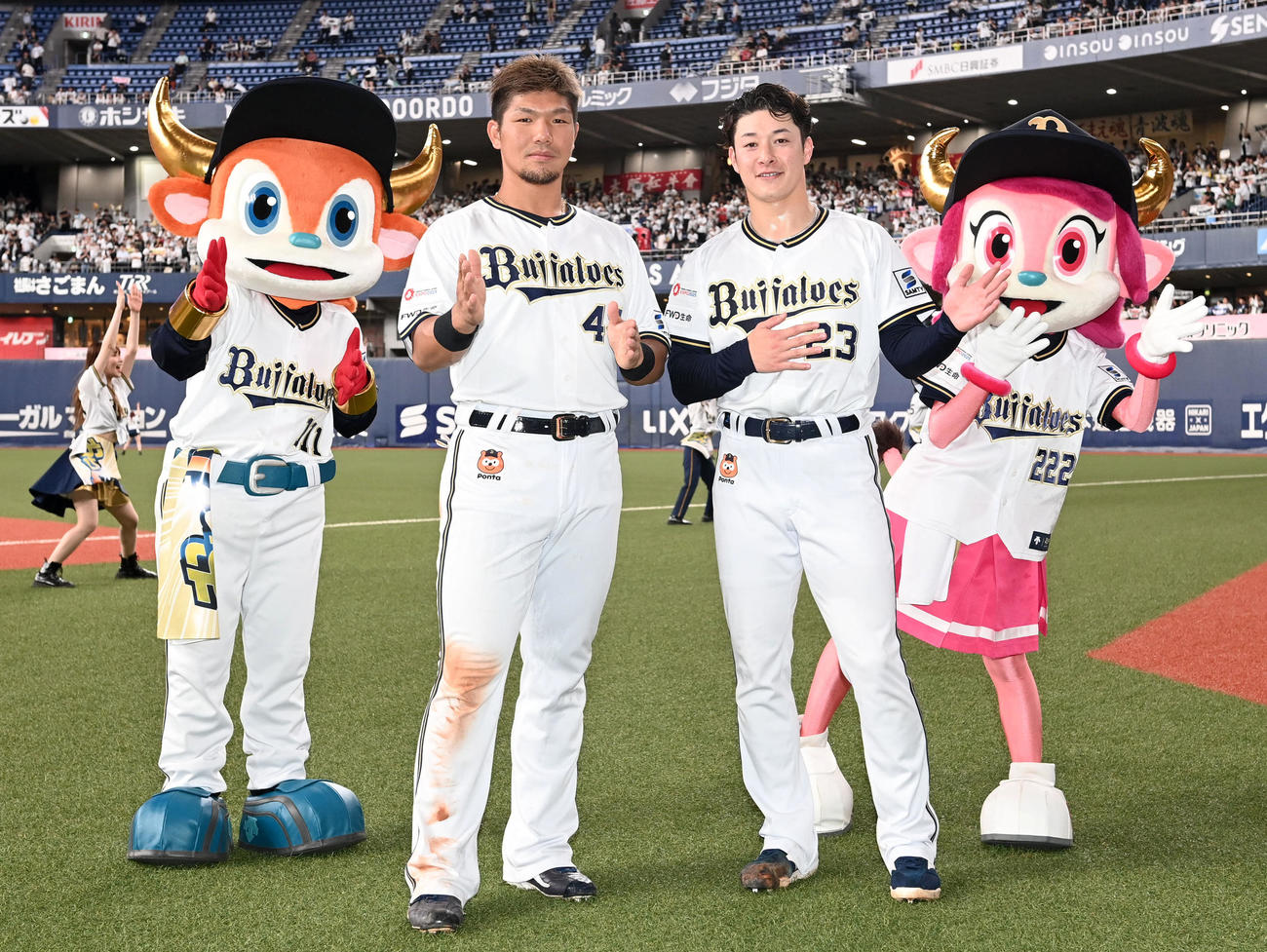 オリックス対ソフトバンク　ヒーローの頓宮（左）と吉田は「ほいさー」を決める（撮影・前岡正明）