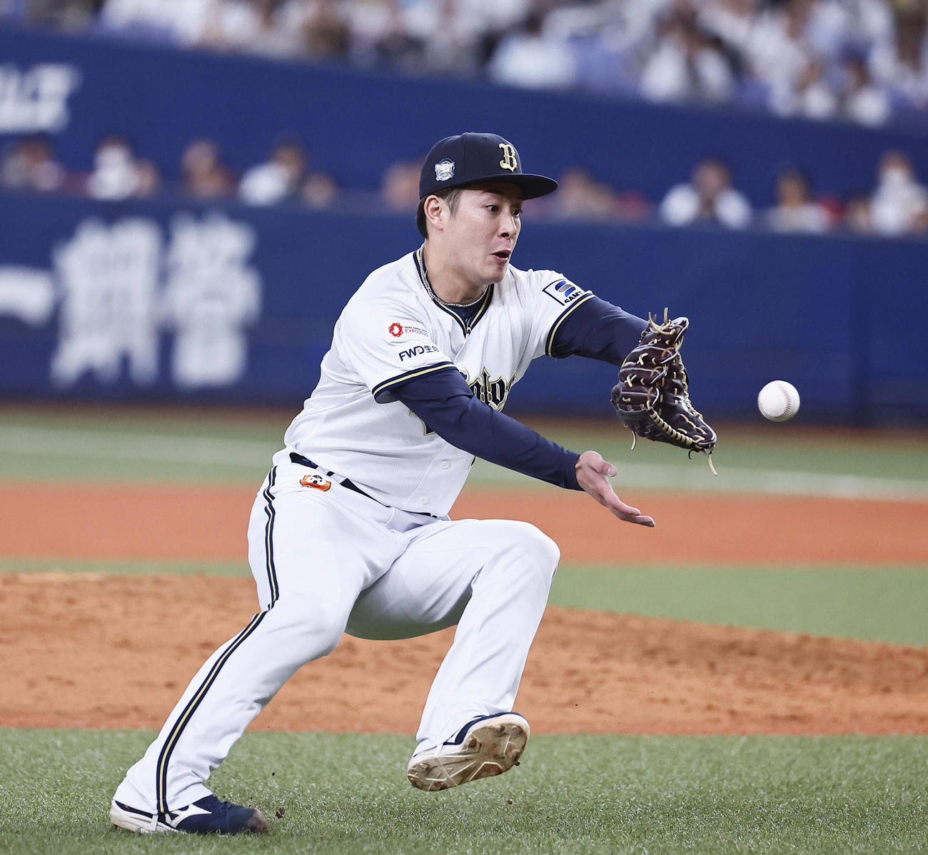オリックス対ソフトバンク　9回表ソフトバンク無死、代打川瀬晃の投ゴロで好守を見せる吉田（撮影・藤尾明華）