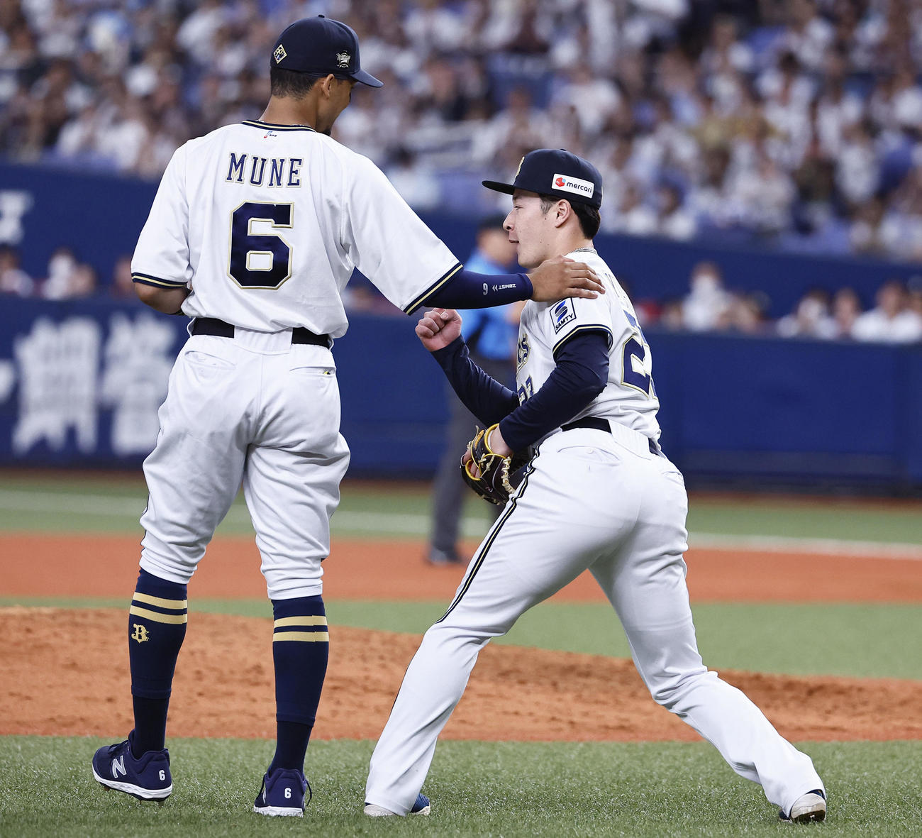 オリックス対ソフトバンク　9回表ソフトバンク無死、代打川の投ゴロで好守を見せ、ガッツポーズをする吉田（右）（撮影・藤尾明華）