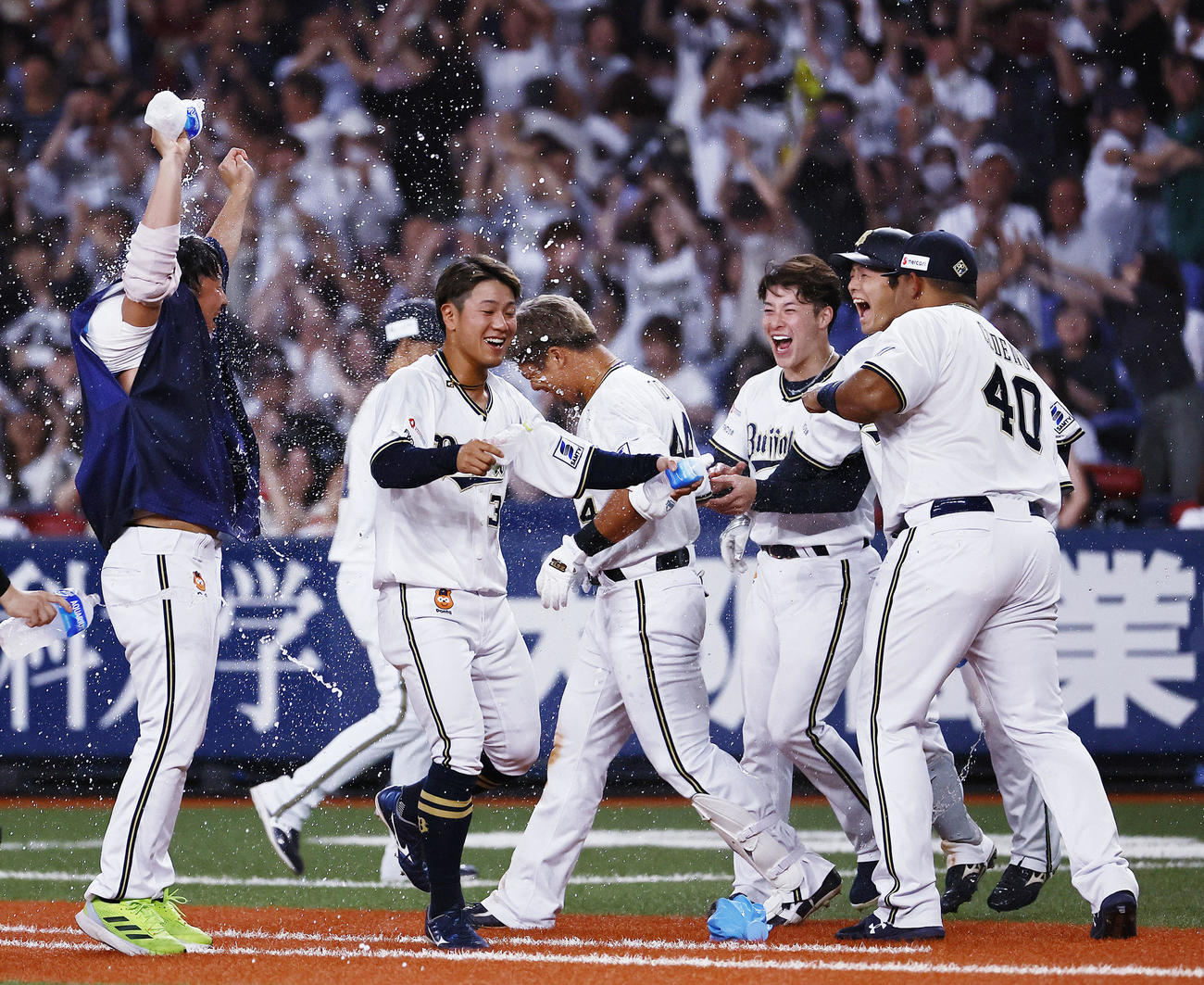 オリックス対ソフトバンク　頓宮（右から4人目）の犠飛でソフトバンクにサヨナラ勝ちし、喜ぶ吉田（同3人目）らオリックスナイン（撮影・藤尾明華）