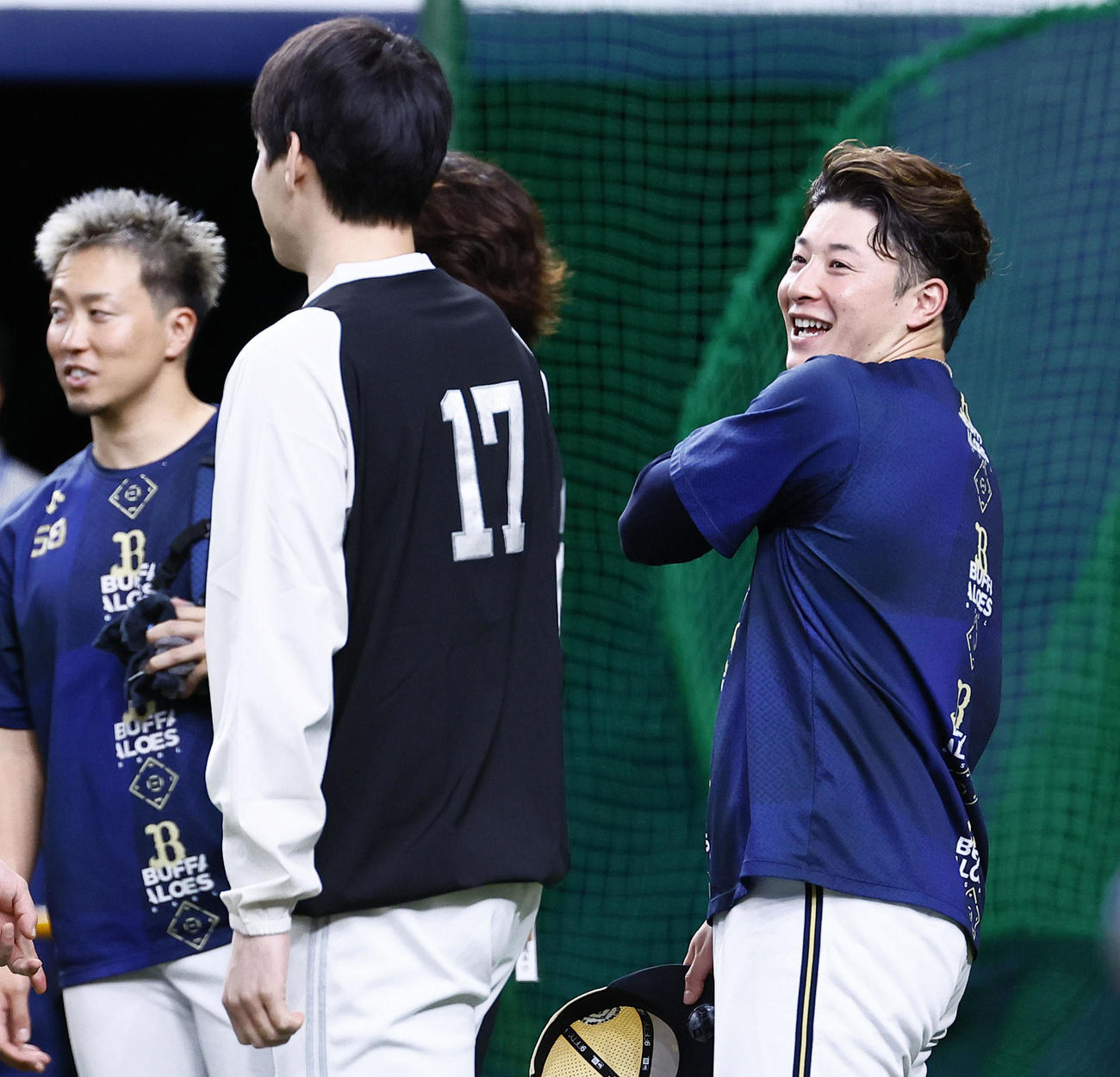 オリックス対ソフトバンク　ソフトバンク有原と談笑するオリックス吉田（撮影・藤尾明華）