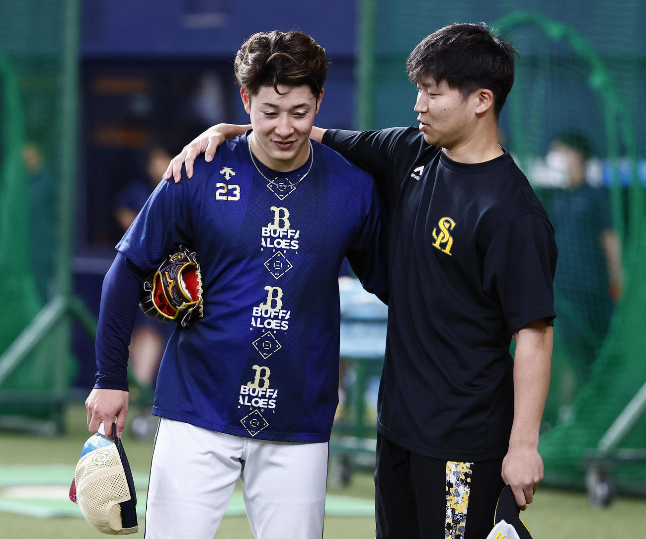 オリックス対ソフトバンク　肩を組んで話をするオリックス吉田（左）とソフトバンク長谷川（撮影・藤尾明華）