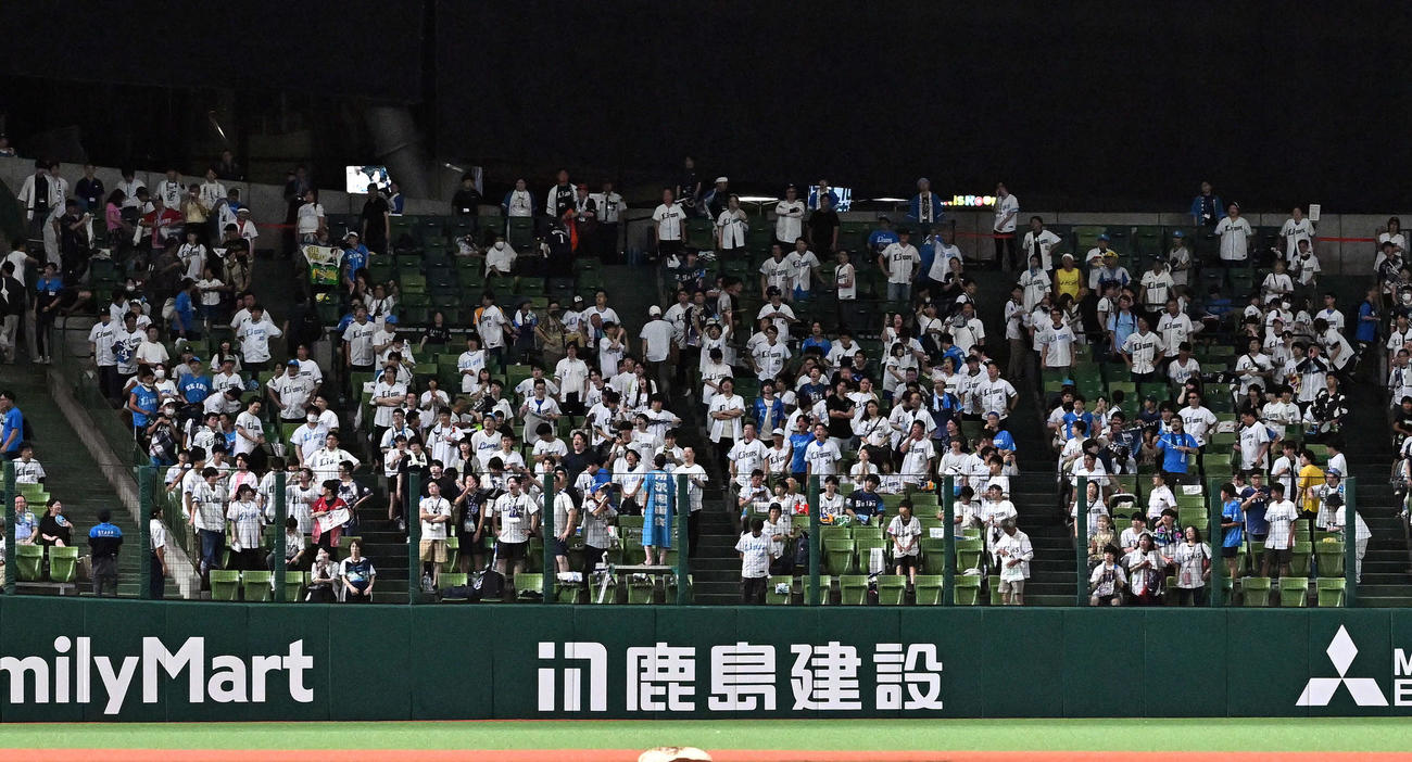 西武対日本ハム　日本ハムに連敗し西武ファンからブーイングが起こる（撮影・滝沢徹郎）