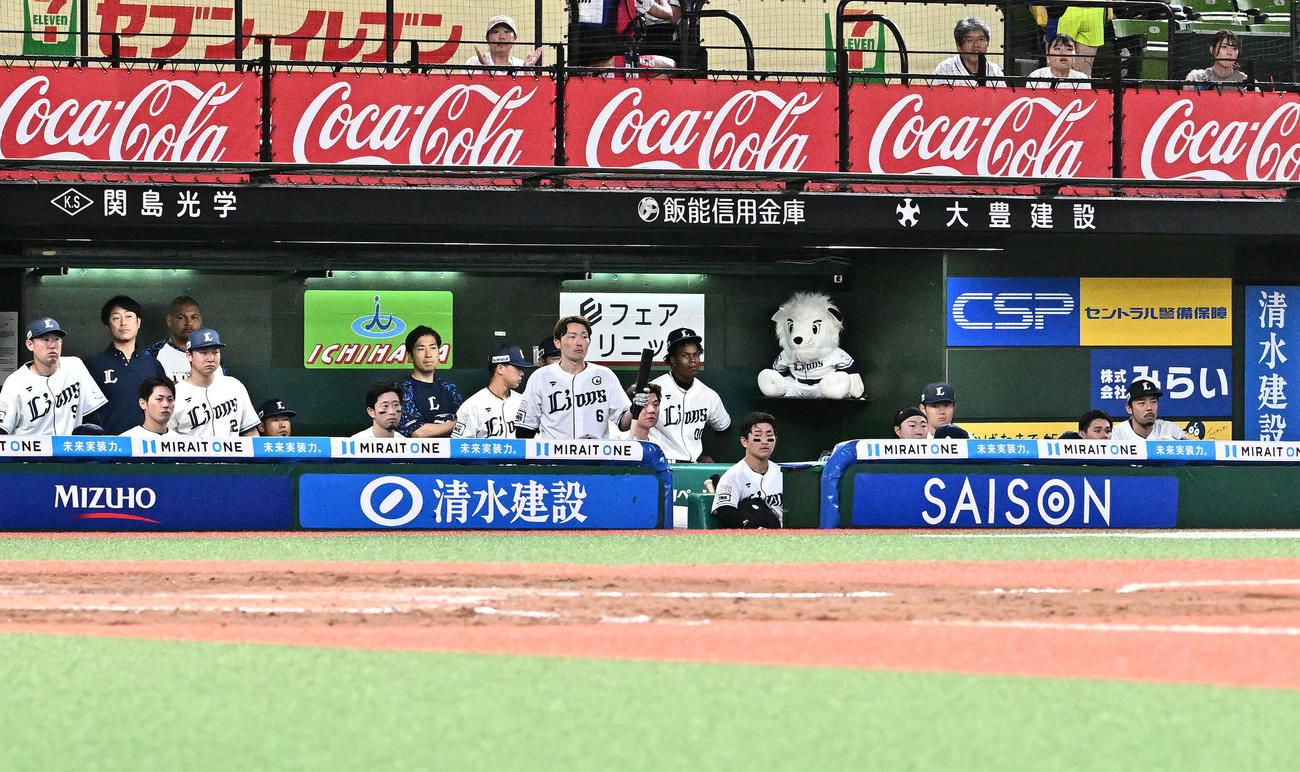 西武対日本ハム　9回裏、ベンチで浮かない表情の西武の選手たち（撮影・滝沢徹郎）