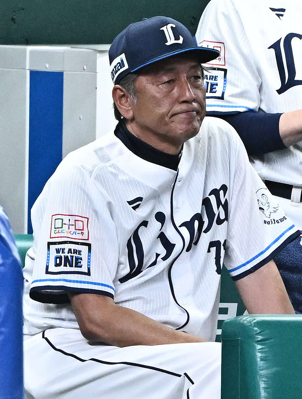 西武対日本ハム　9回表、追加点を許し浮かない表情の渡辺GM兼監督代行（撮影・滝沢徹郎）