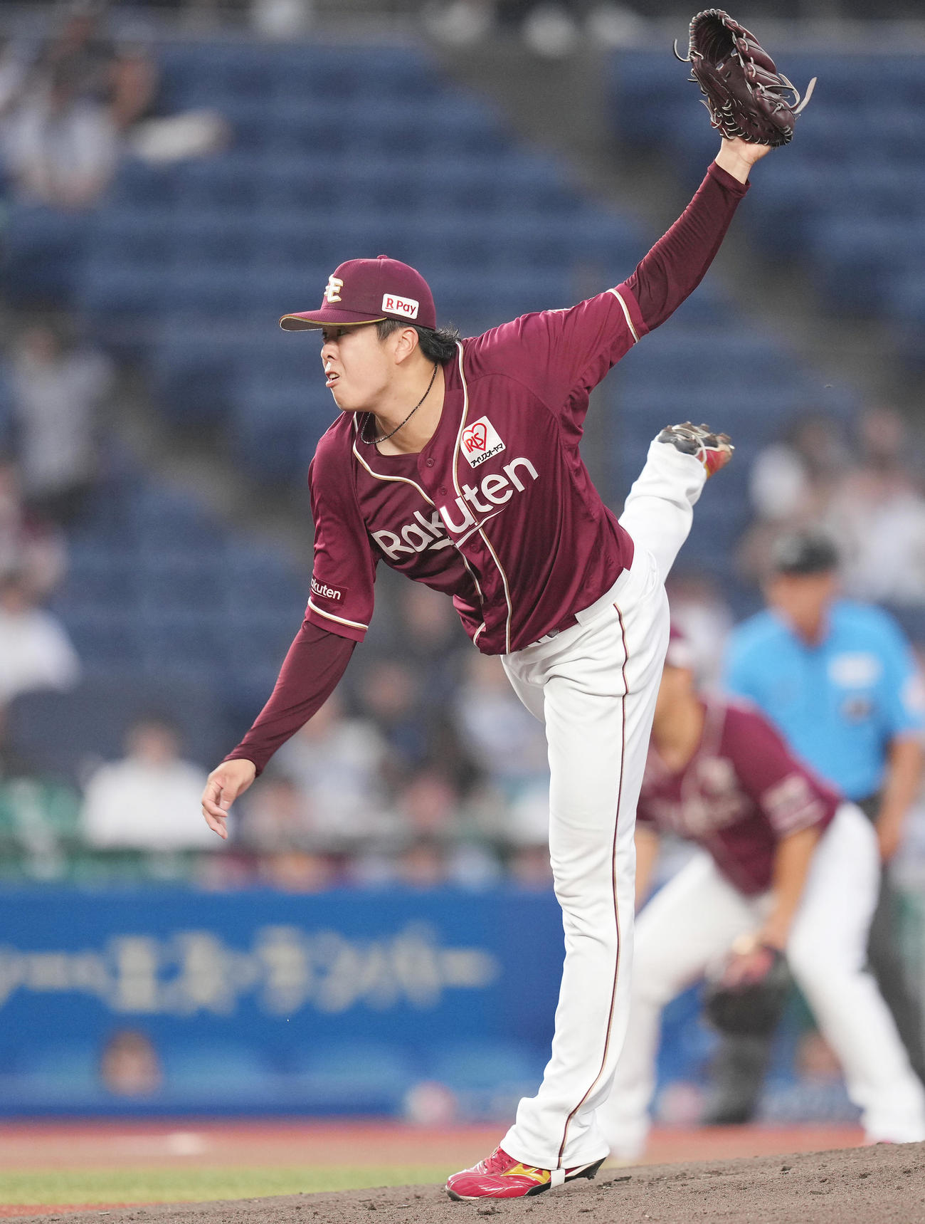 ロッテ対楽天　先発し力投する楽天松井友（撮影・鈴木みどり）