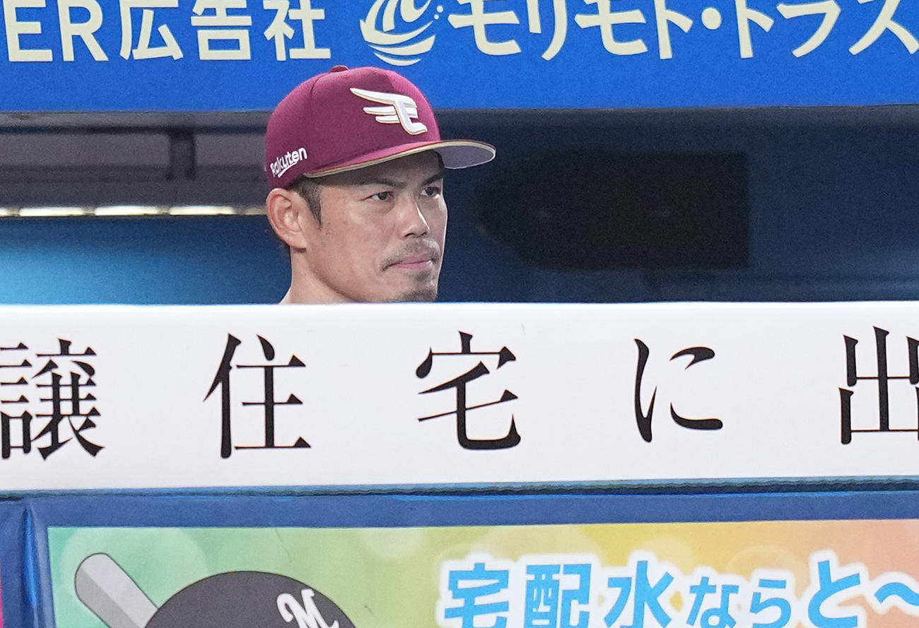 ロッテ対楽天　1回裏、ベンチで険しい表情の楽天今江監督（撮影・鈴木みどり）