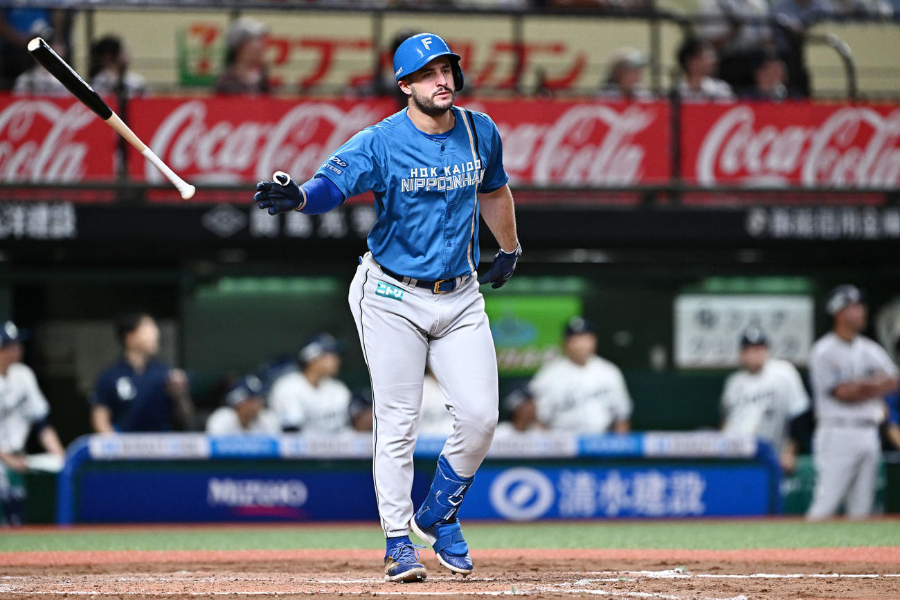 西武対日本ハム　8回表日本ハム1死一、二塁、マルティネスは左越え3点本塁打を放ちバットを投げる（撮影・滝沢徹郎）