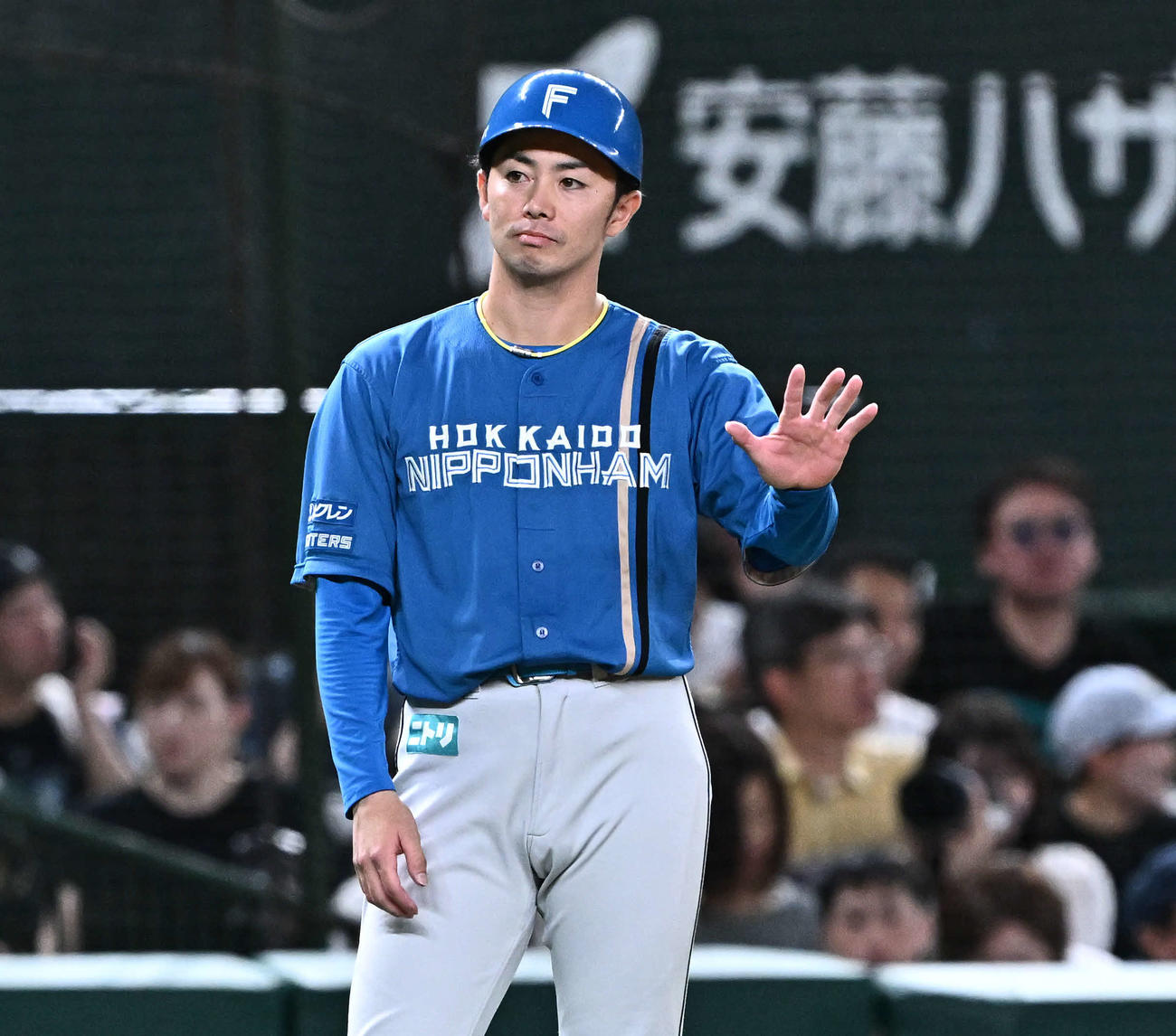 西武対日本ハム　三塁コーチを務めた谷内内野守備走塁コーチ（撮影・滝沢徹郎）