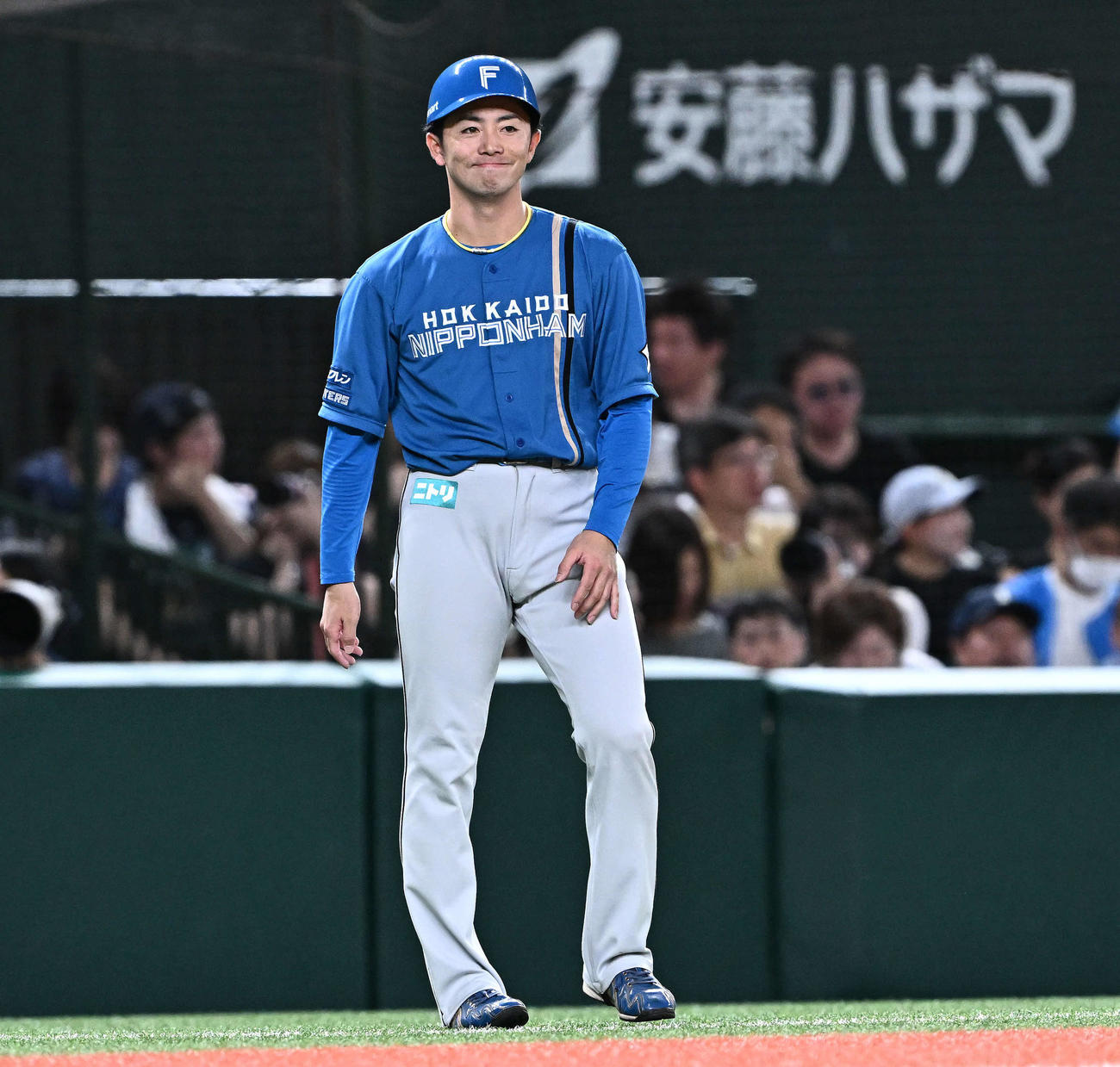 西武対日本ハム　三塁コーチを務めた谷内内野守備走塁コーチ（撮影・滝沢徹郎）