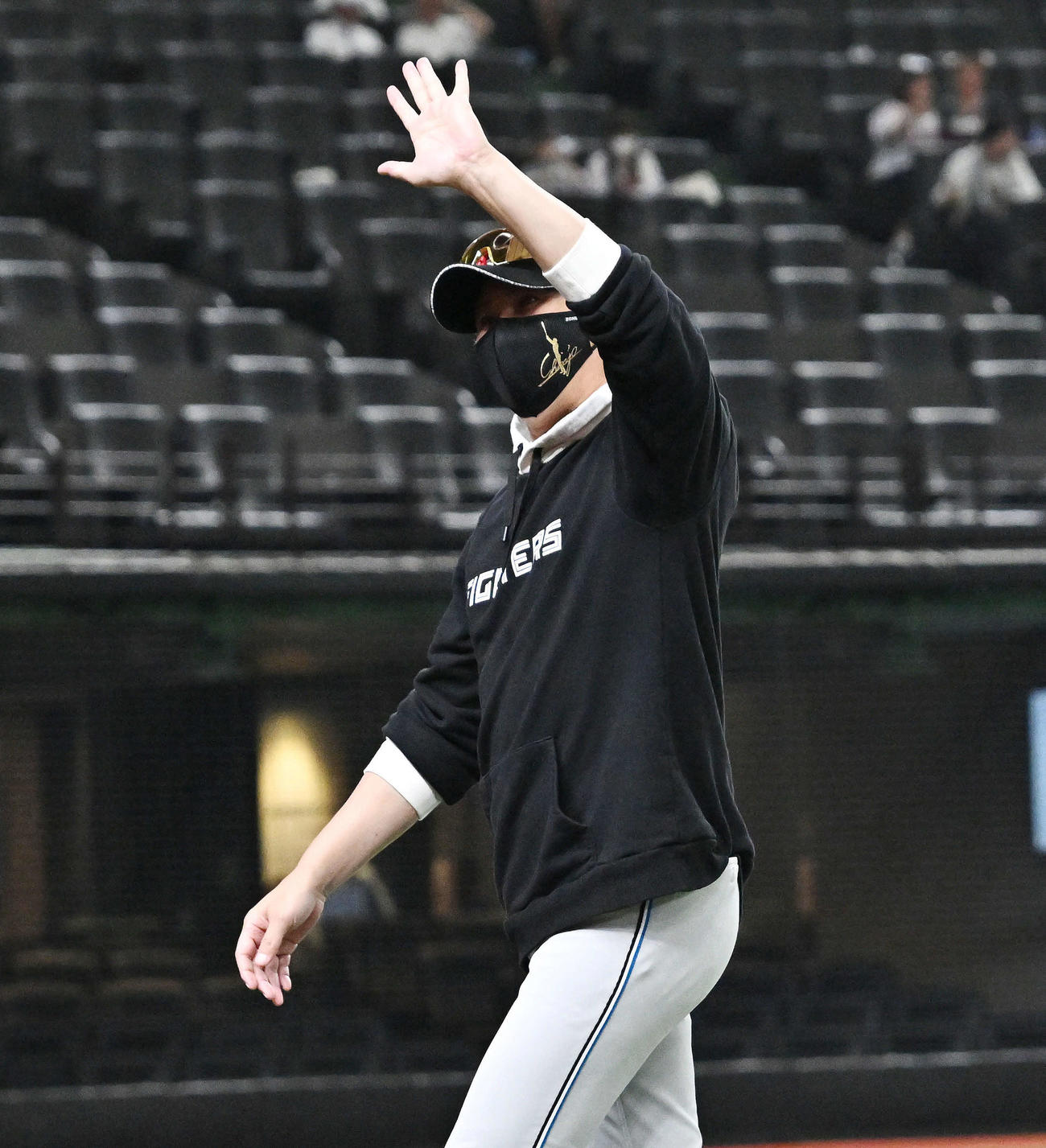 西武対日本ハム　試合前練習でファンに手を振る日本ハム新庄監督（撮影・滝沢徹郎）