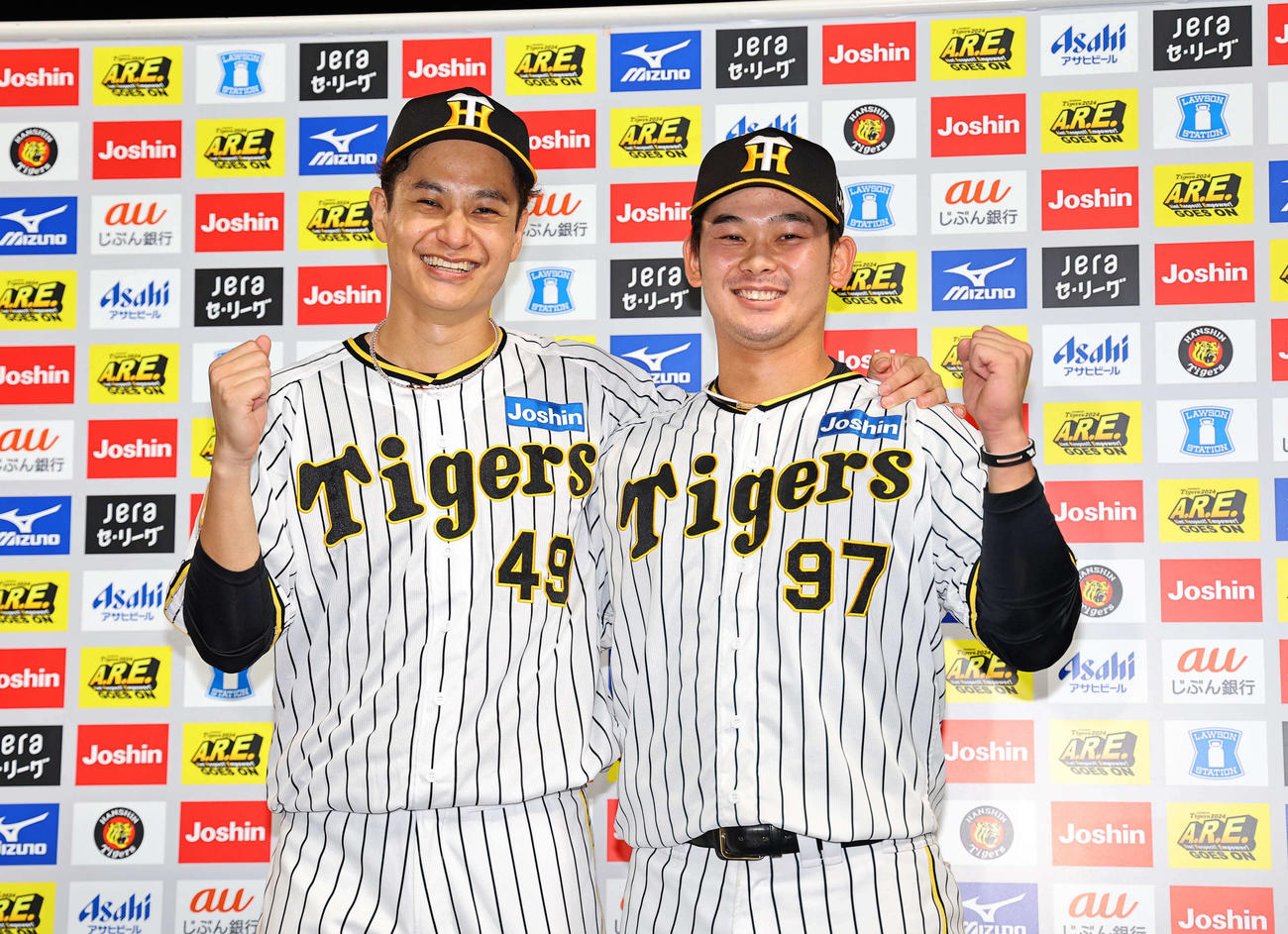 阪神対ヤクルト　お立ち台で笑顔を見せる大竹（左）と野口（撮影・上田博志）
