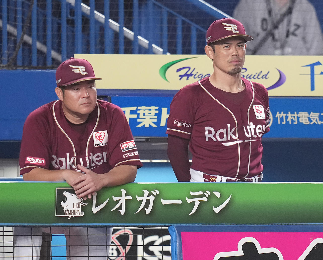 ロッテ対楽天　ベンチで浮かない表情の楽天今江監督（右）（撮影・鈴木みどり）
