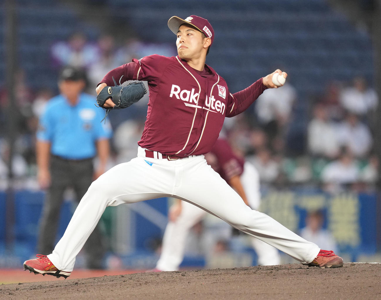 ロッテ対楽天　1回裏途中から2番手で登板した楽天桜井（撮影・鈴木みどり）
