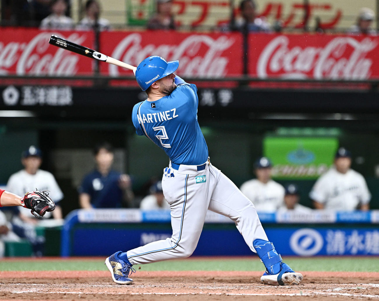 西武対日本ハム　8回表日本ハム1死一、二塁、マルティネスは左越え3点本塁打を放つ（撮影・滝沢徹郎）