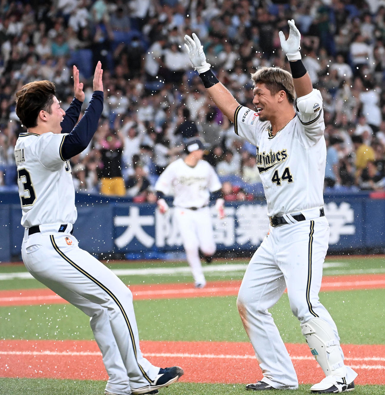 オリックス対ソフトバンク　9回、サヨナラ右犠飛を放った頓宮（右）を祝福する吉田（撮影・前岡正明）