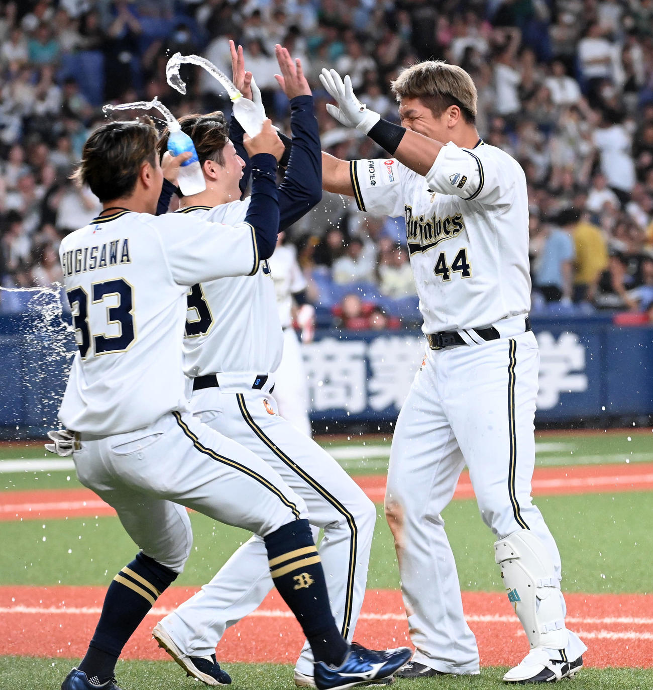 オリックス対ソフトバンク　9回、サヨナラ右犠飛を放った頓宮（右）を祝福する吉田（撮影・前岡正明）