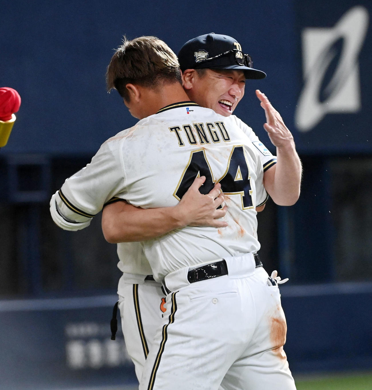 オリックス対ソフトバンク　9回、サヨナラ右犠飛を放った頓宮（背中）を笑顔で祝福する中嶋聡監督（撮影・前岡正明）