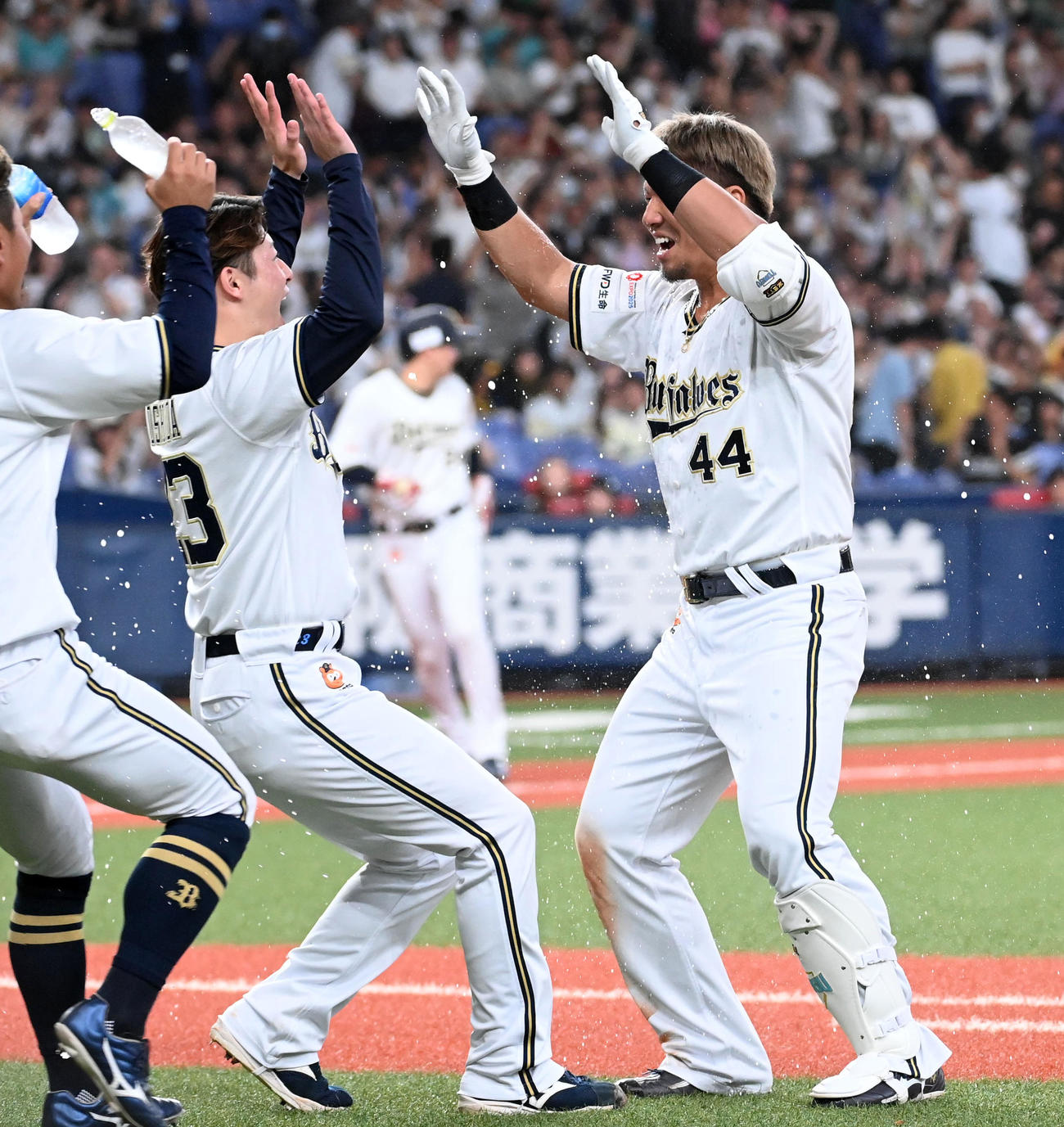 オリックス対ソフトバンク　9回、サヨナラ右犠飛を放った頓宮（右）を祝福する吉田（撮影・前岡正明）