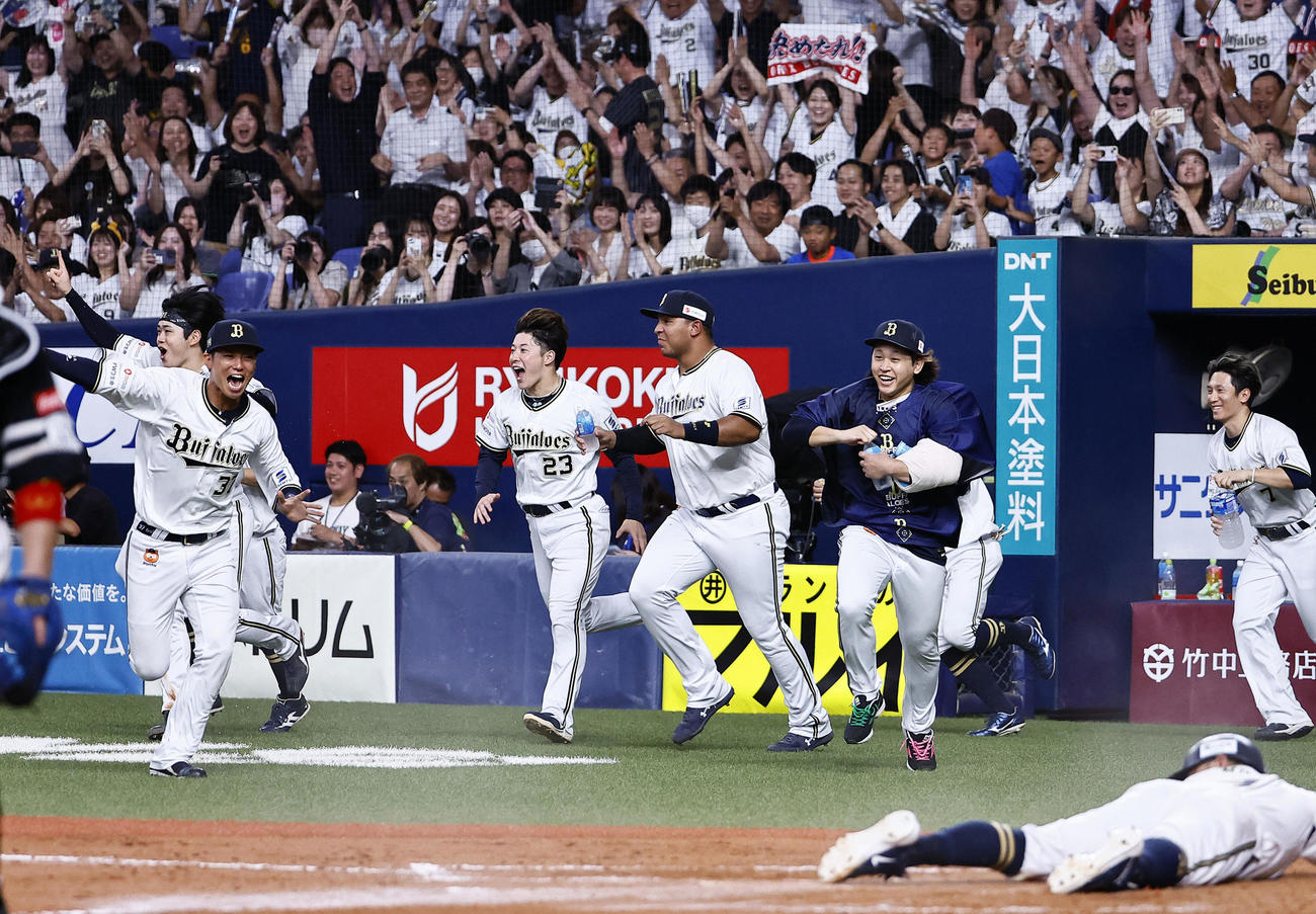 オリックス対ソフトバンク　9回裏オリックス無死満塁、頓宮のサヨナラ犠飛で森が生還し、ベンチを飛び出す吉田（左から3人目）らオリックスナイン（撮影・藤尾明華）