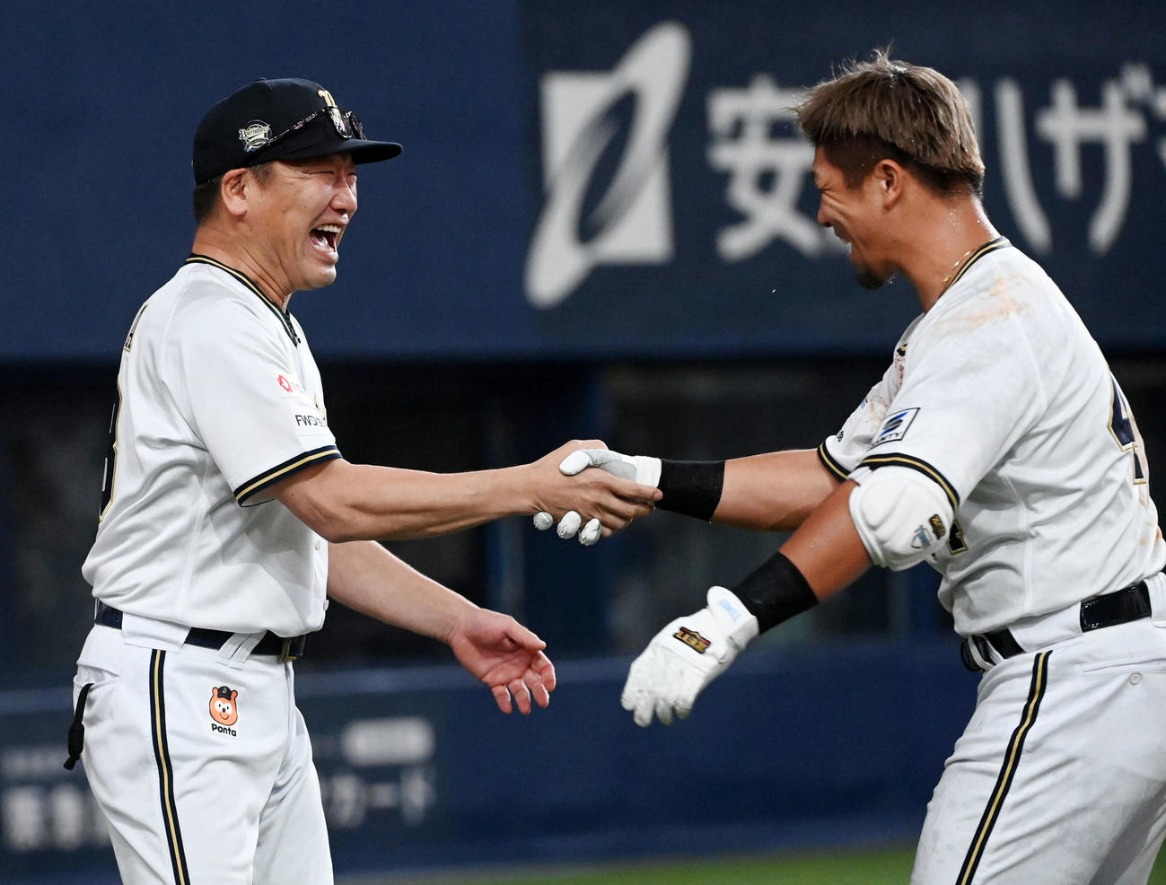 オリックス対ソフトバンク　9回、サヨナラ右犠飛を放った頓宮（右）を笑顔で迎える中嶋監督（撮影・前岡正明）