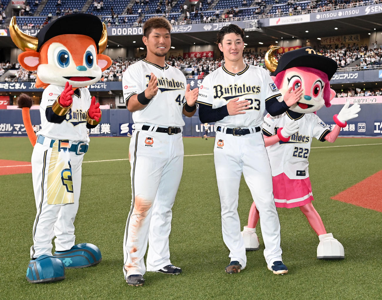オリックス対ソフトバンク　ヒーローの頓宮（左）と吉田は「ほいさー」を決める（撮影・前岡正明）