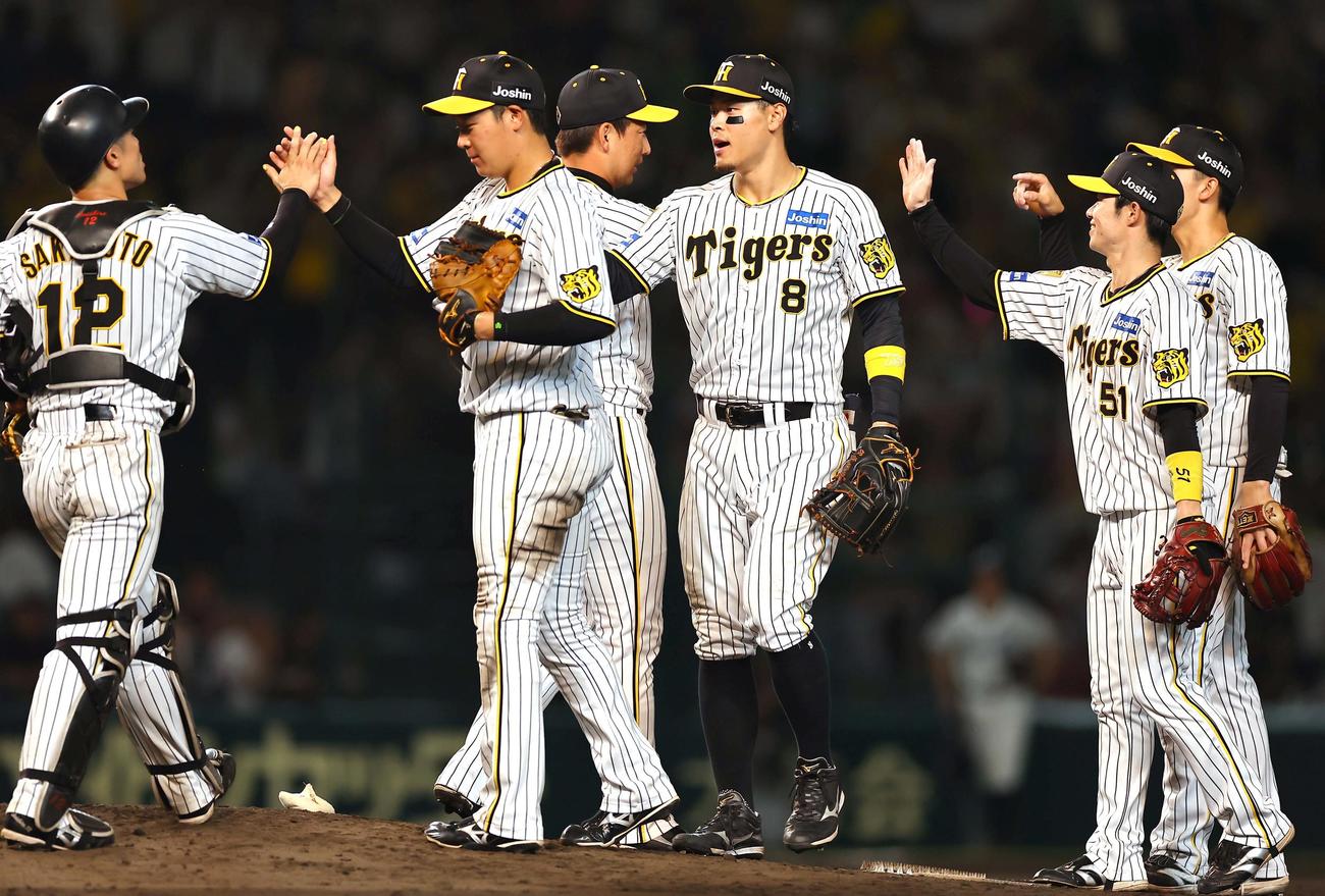 阪神対ヤクルト　ヤクルトに勝利しナインとハイタッチする大山（左から2人目）と佐藤輝（左から4人目）（撮影・上田博志）