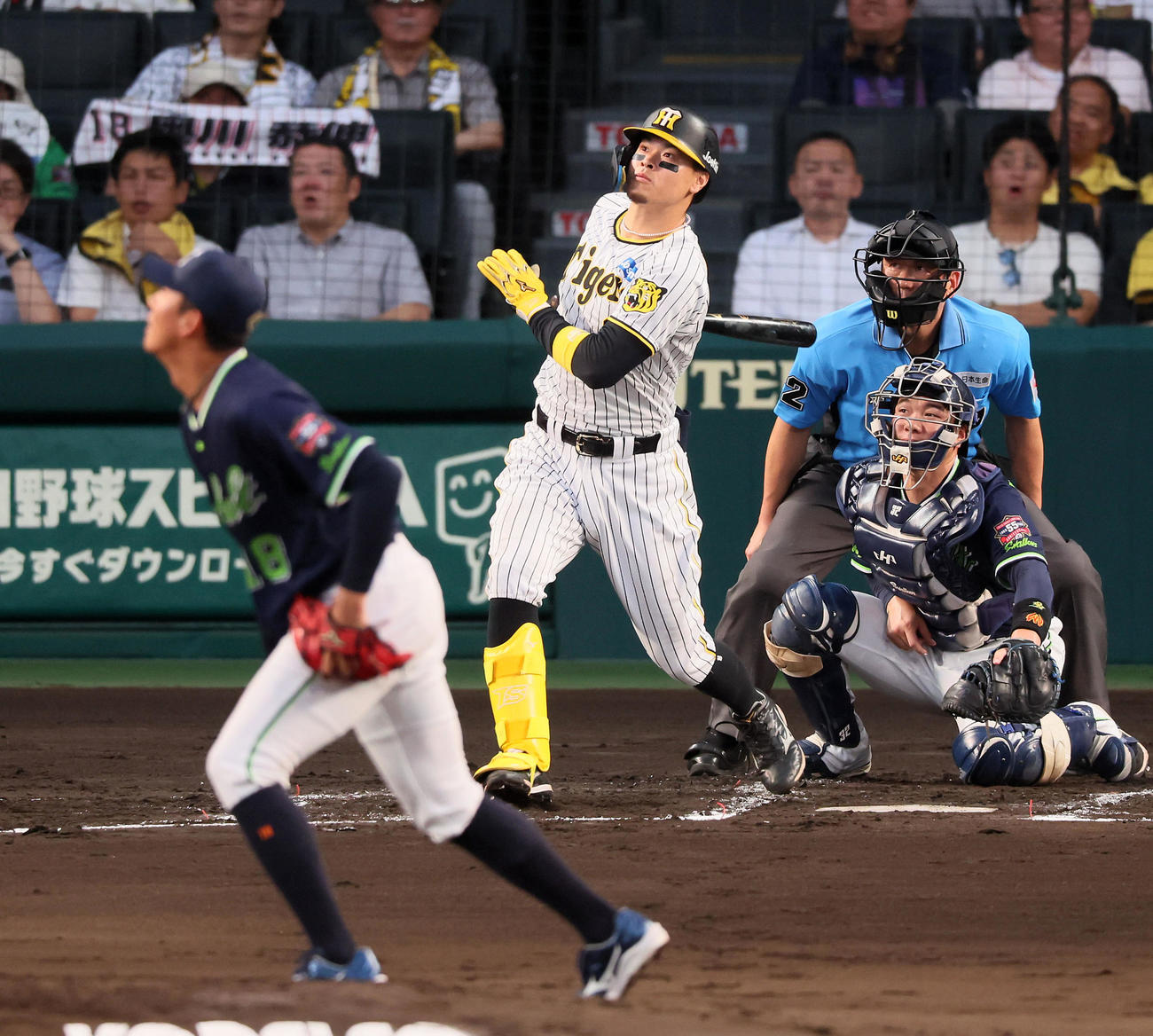 阪神対ヤクルト　2回裏阪神無死、佐藤輝は右翼線二塁打を放つ。投手奥川（撮影・加藤哉）