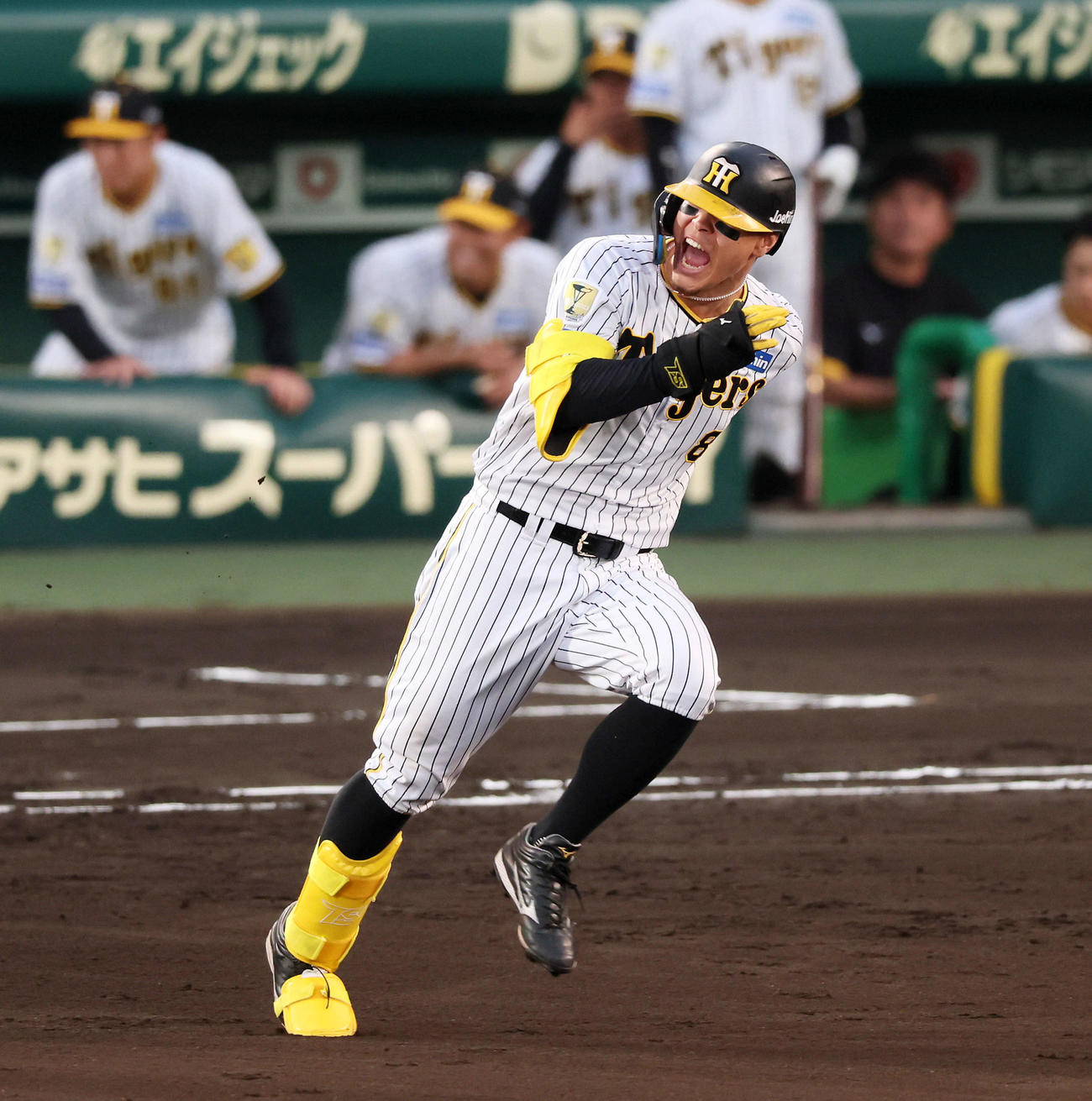 阪神対ヤクルト　2回裏阪神無死、佐藤輝は右への大きな当たりで叫びなら二塁へ向かう（撮影・加藤哉）