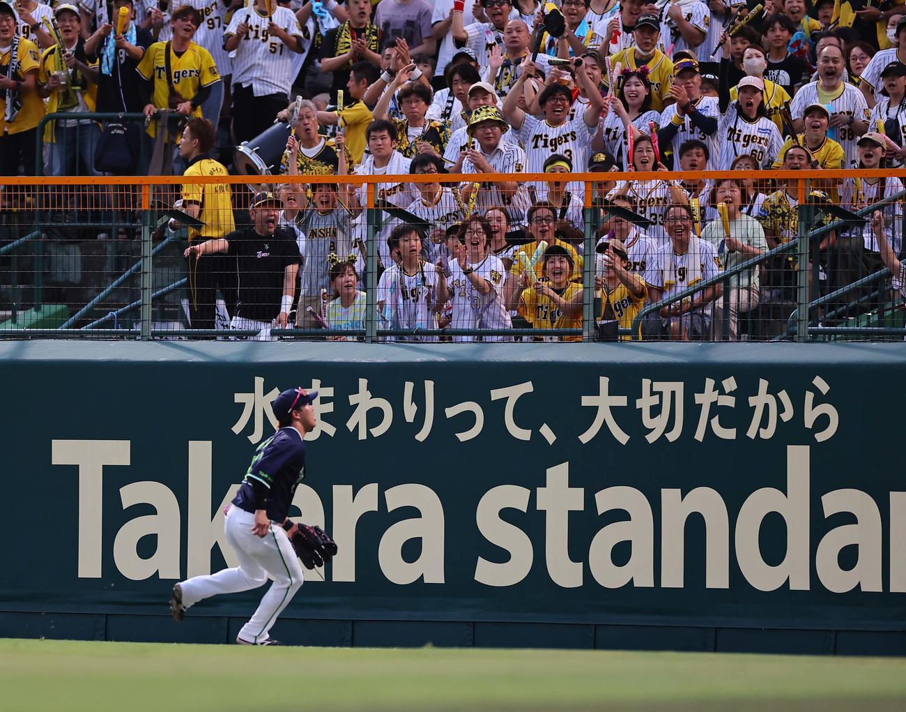 阪神対ヤクルト　2回裏阪神無死、佐藤輝の打球を処理する浜田（撮影・上田博志）