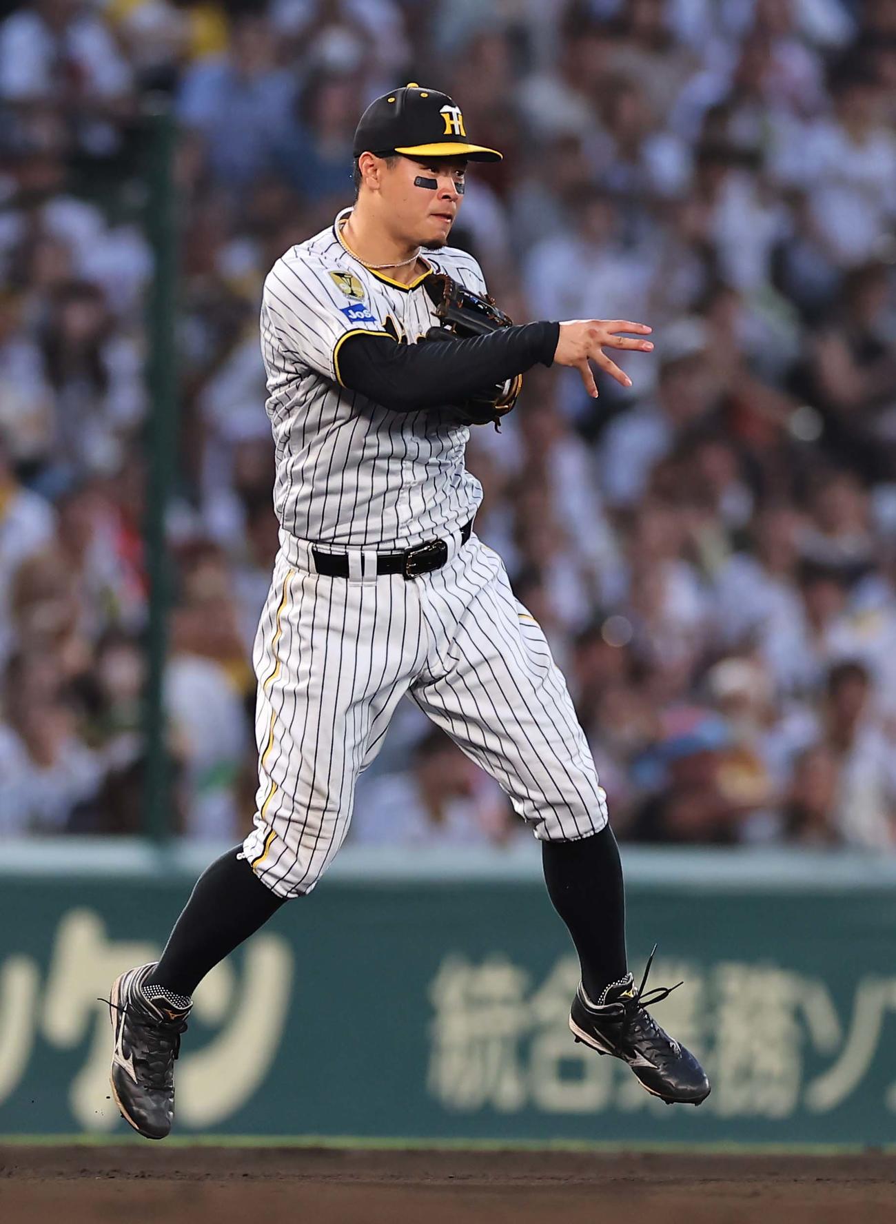 阪神対ヤクルト　4回表ヤクルト無死一塁、佐藤輝はオスナの打球を軽快にさばき併殺プレーにつなげる（撮影・上田博志）