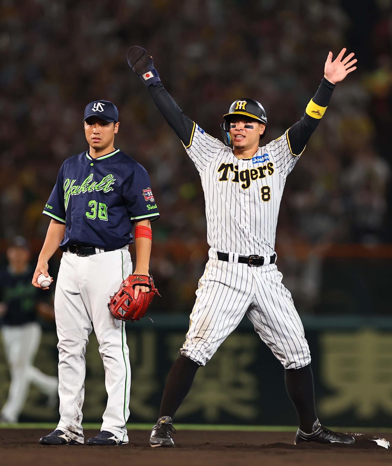 阪神対ヤクルト　6回裏阪神1死一、三塁、二塁封殺された一走佐藤輝（右）はベンチにリクエストを要求する（撮影・上田博志）