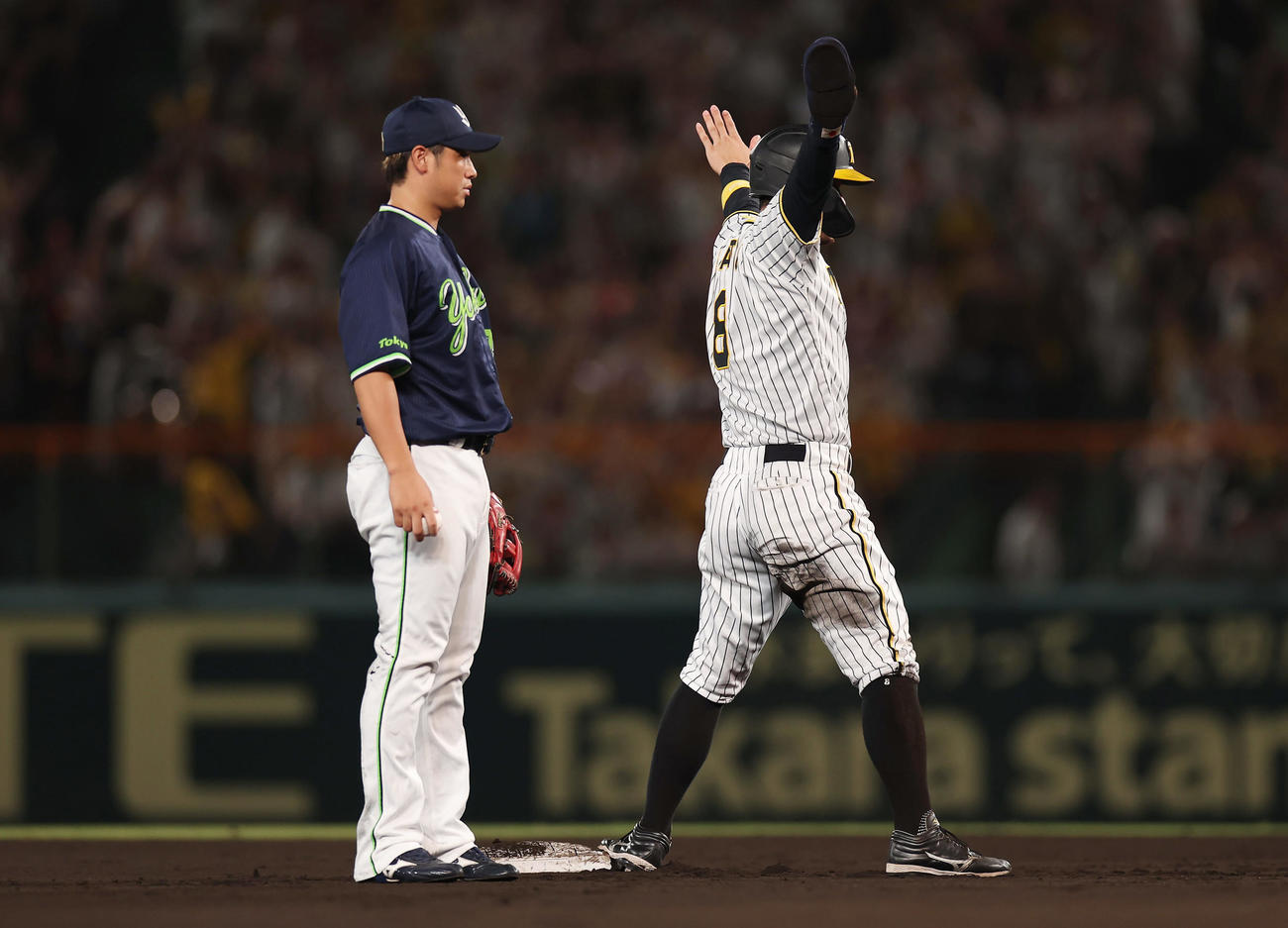 阪神対ヤクルト　6回裏阪神1死一、三塁、野口の遊ゴロで二塁で封殺されセーフをアピールする佐藤輝（右）（撮影・前田充）