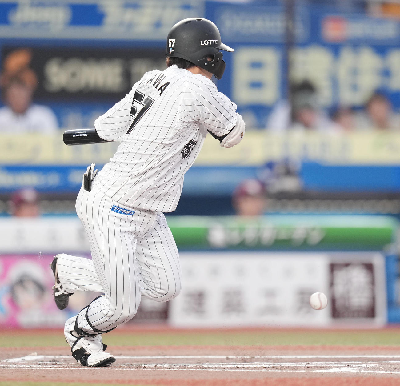 ロッテ対楽天　1回裏ロッテ無死二塁、内野安打を放つ小川（撮影・鈴木みどり）
