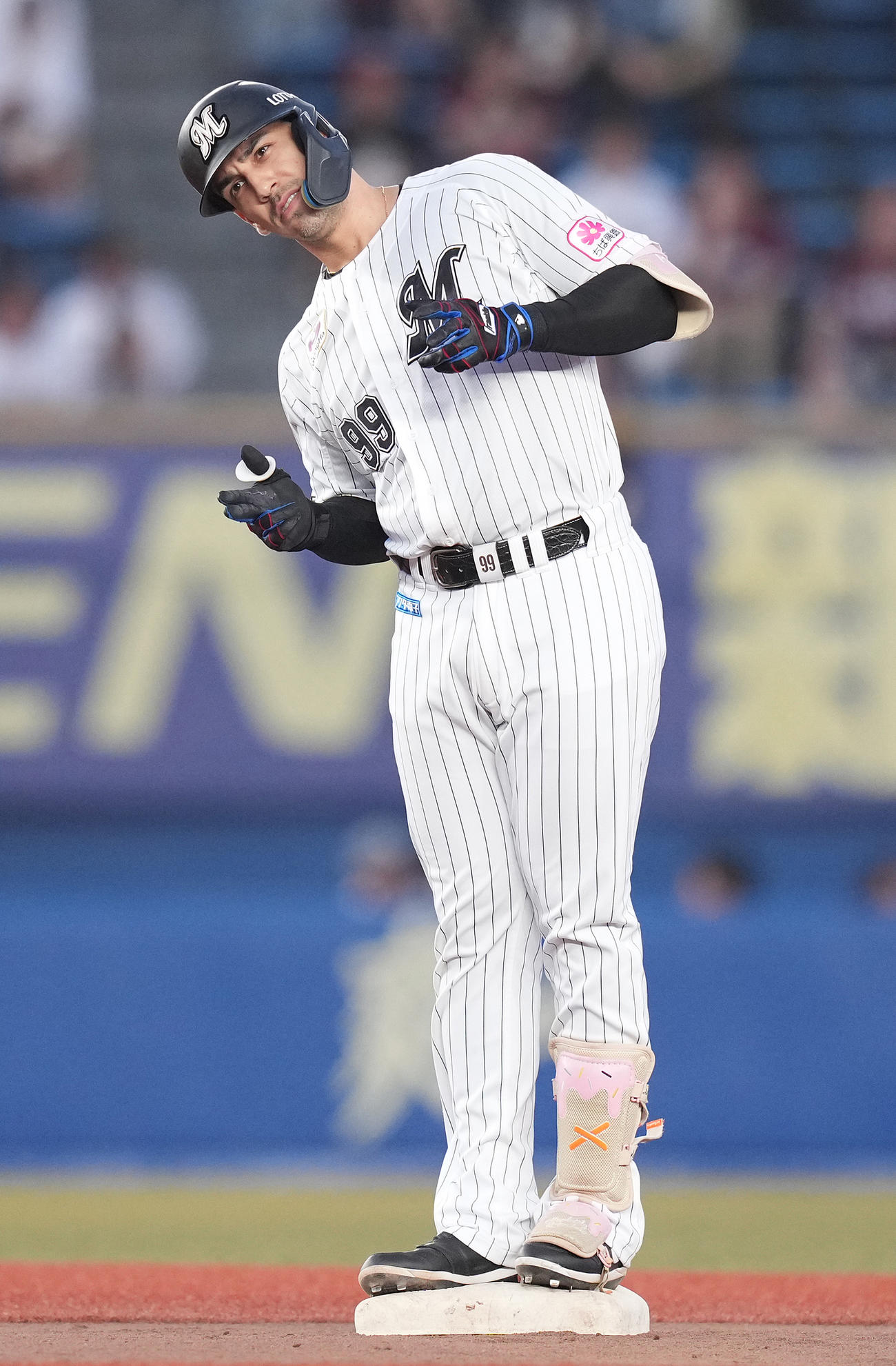 ロッテ対楽天　1回裏ロッテ無死一、二塁、左適時二塁打を放ったソトは塁上でポーズ（撮影・鈴木みどり）